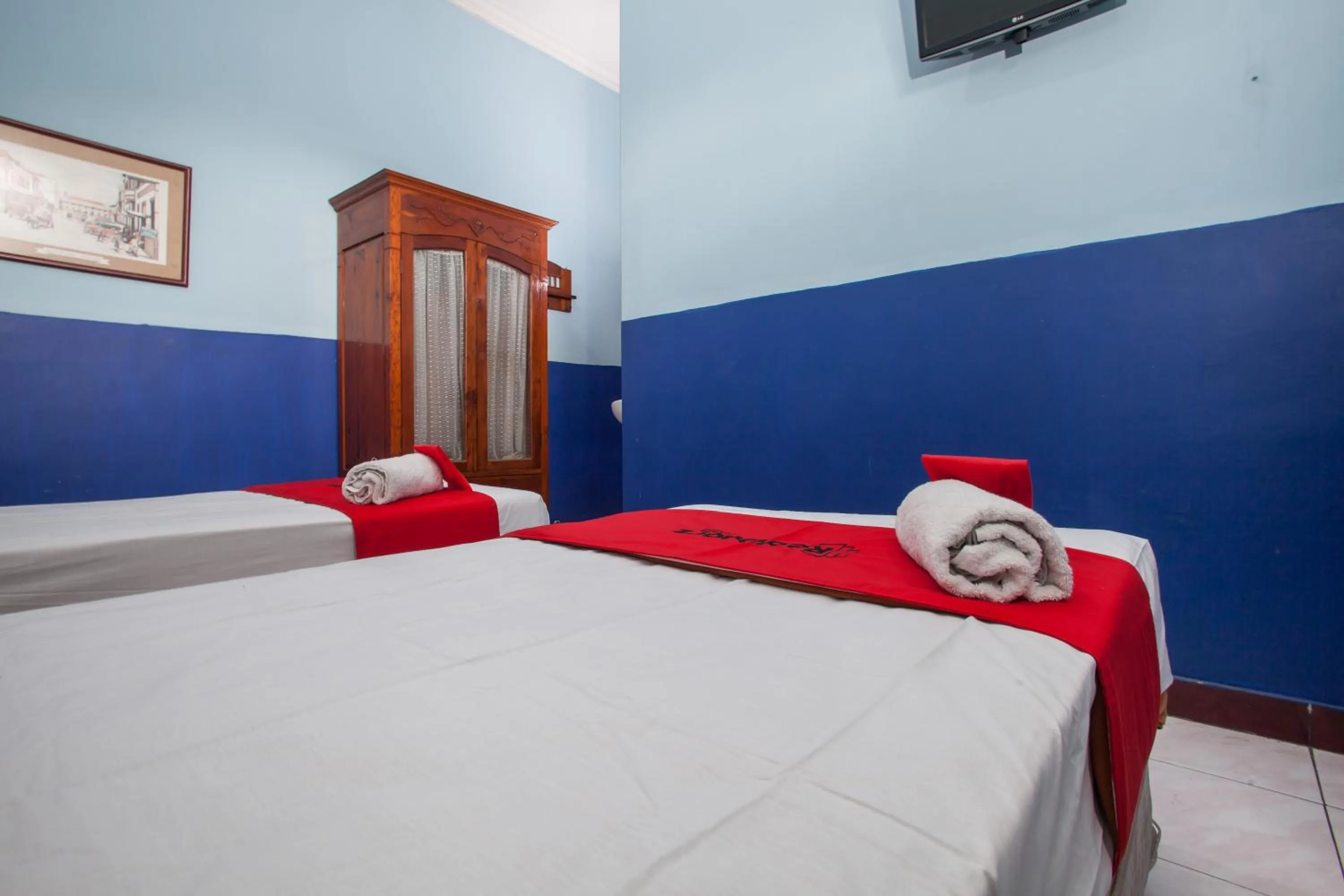 Bedroom, Bed in RedDoorz @ Genteng Surabaya 2