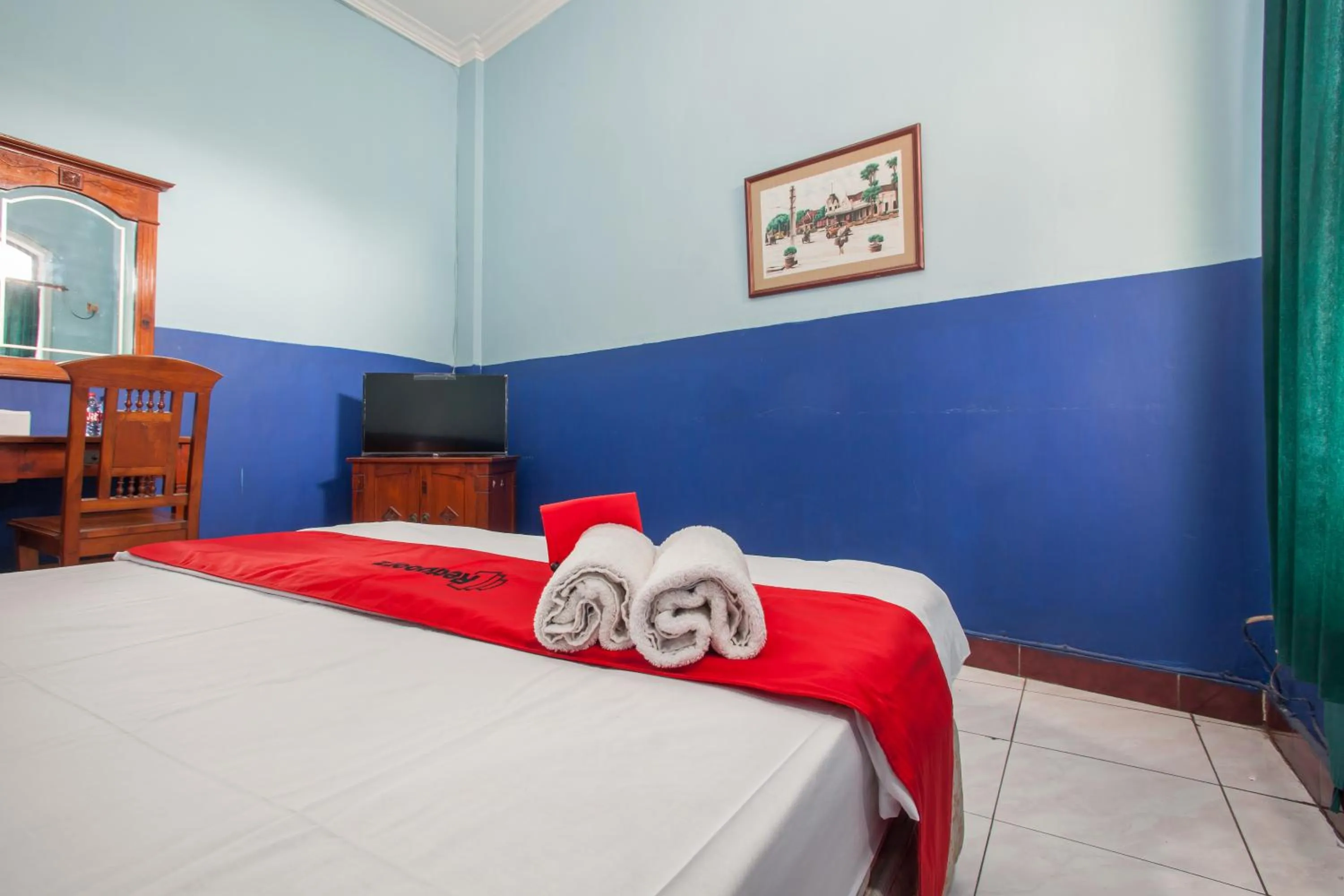 Bedroom, Bed in RedDoorz @ Genteng Surabaya 2