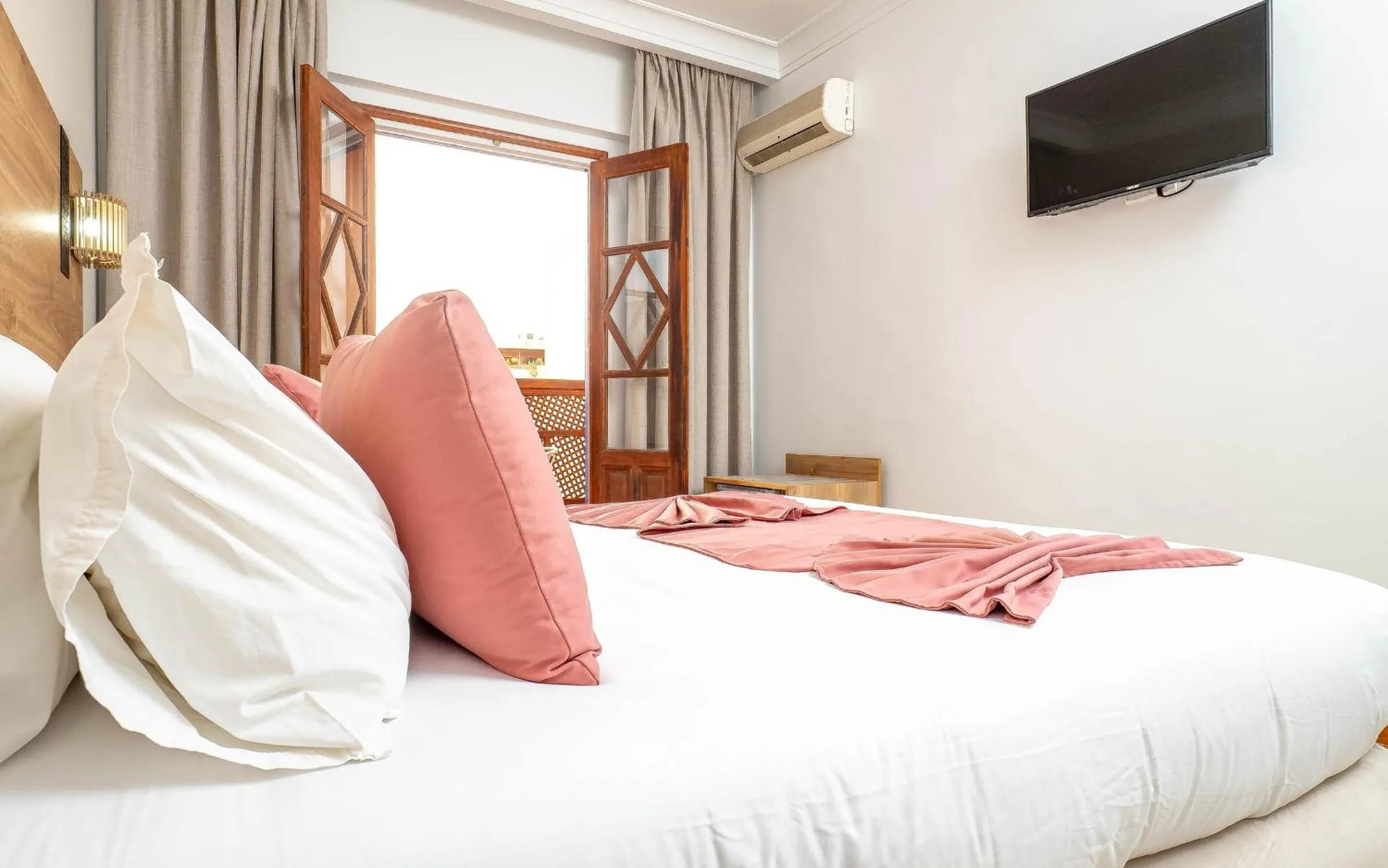 Communal lounge/ TV room, Bed in Hotel Oudaya & Spa