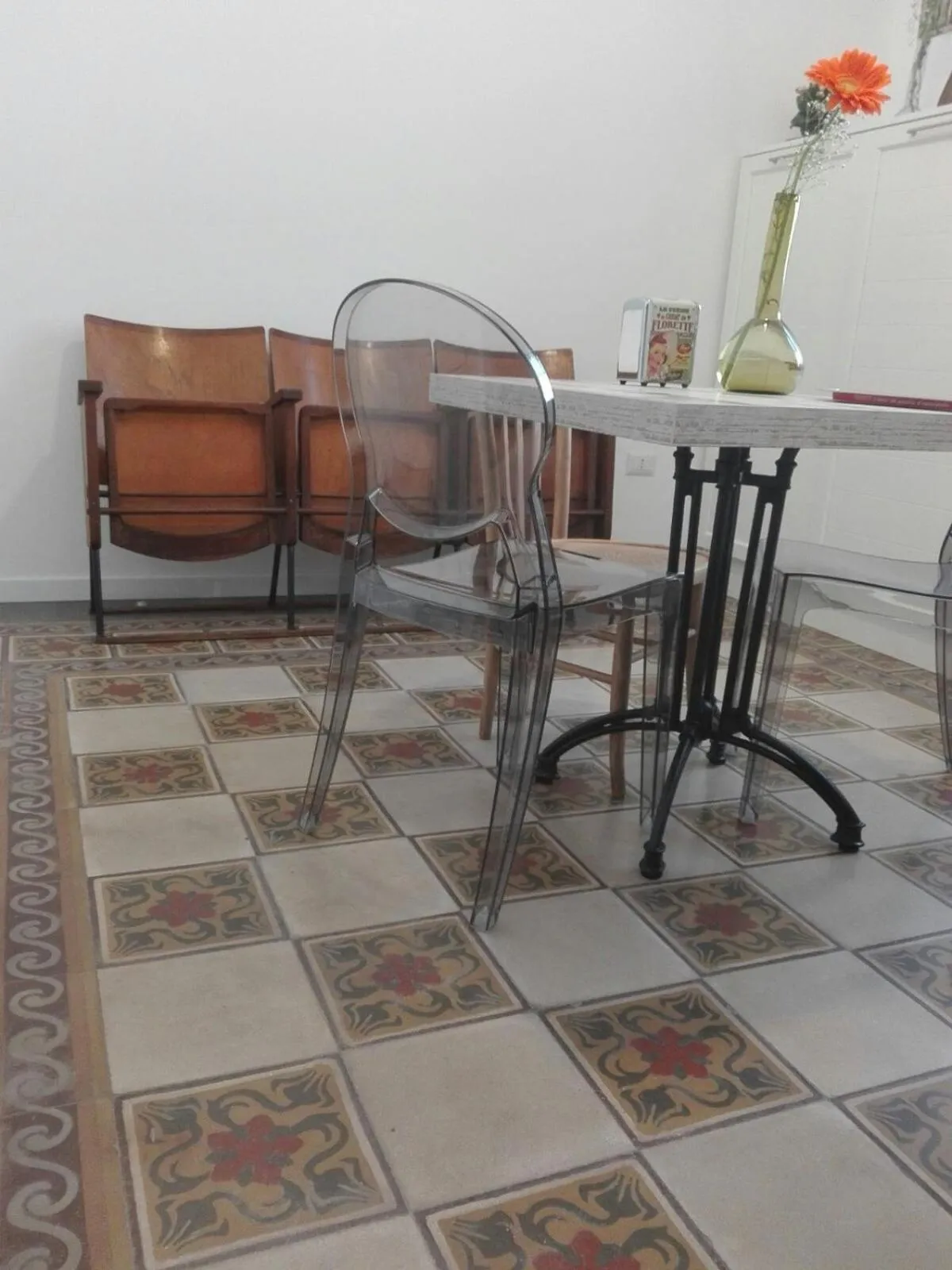 Living room in Déjà Vu