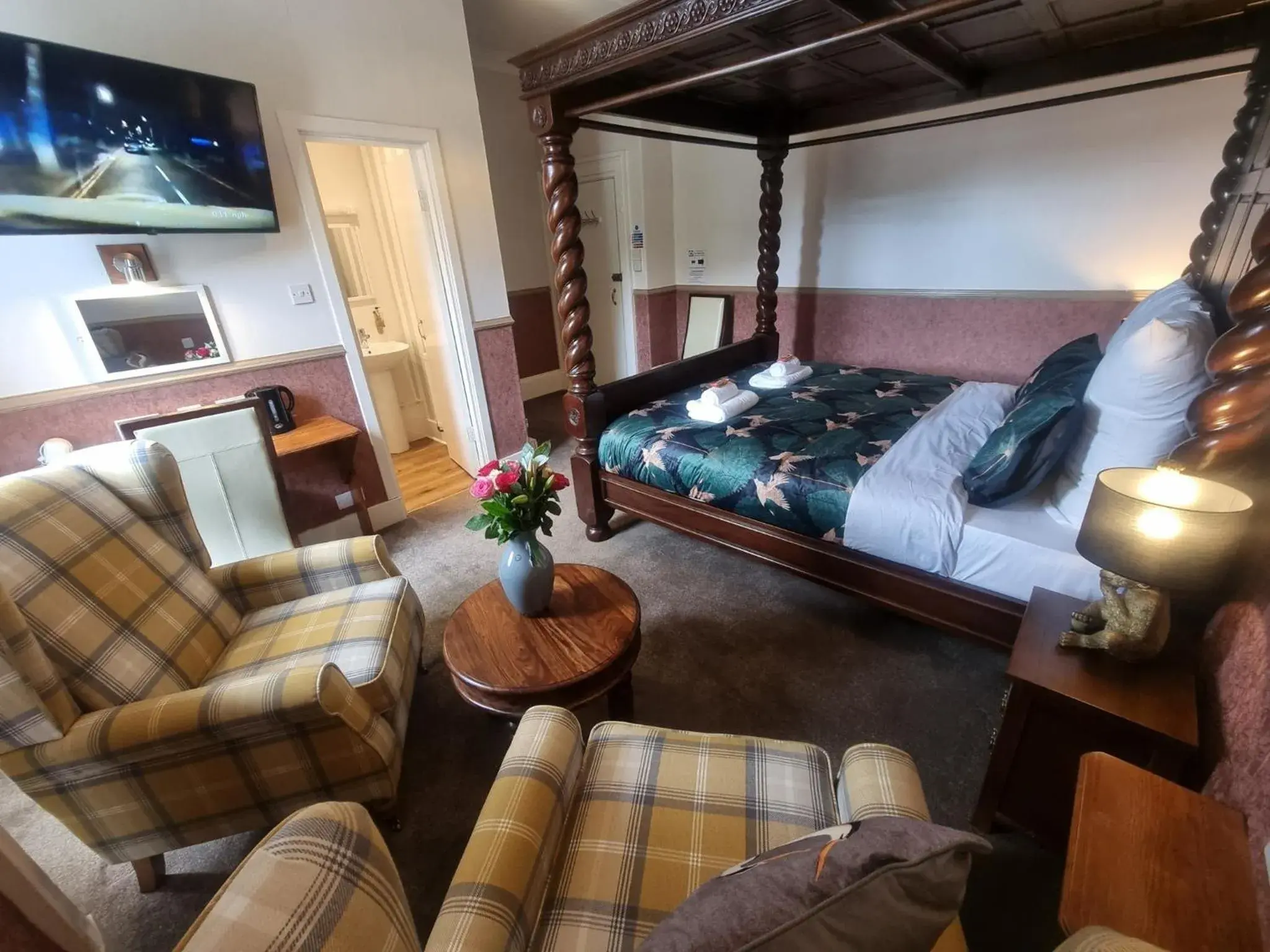 Superior Queen Room in Roy Bridge Hotel Superior Queen Room in Roy Bridge Hotel