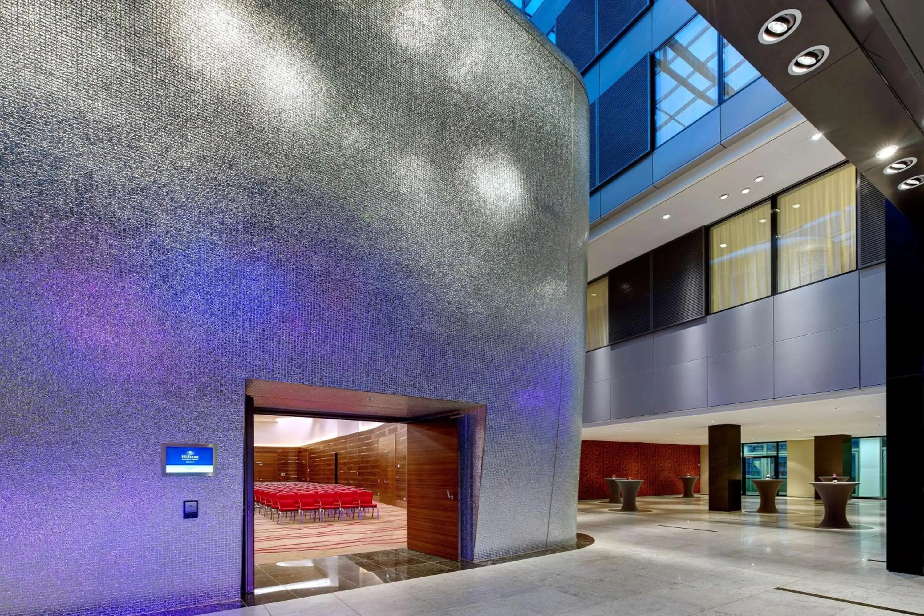 Meeting/conference room, Bed in Hilton Frankfurt Airport