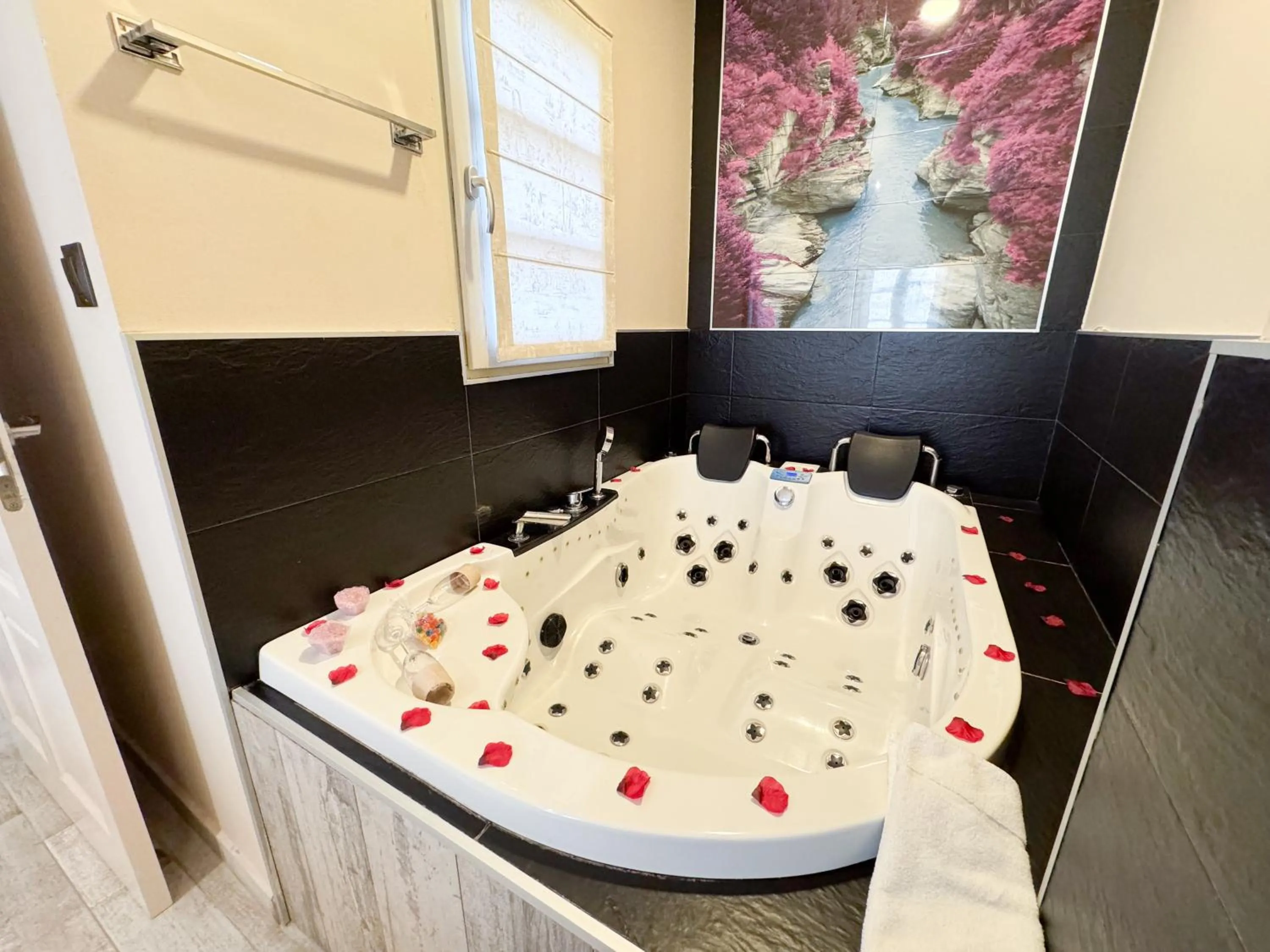 Spa and wellness centre/facilities in Akla Suites con Jacuzzi Santillana