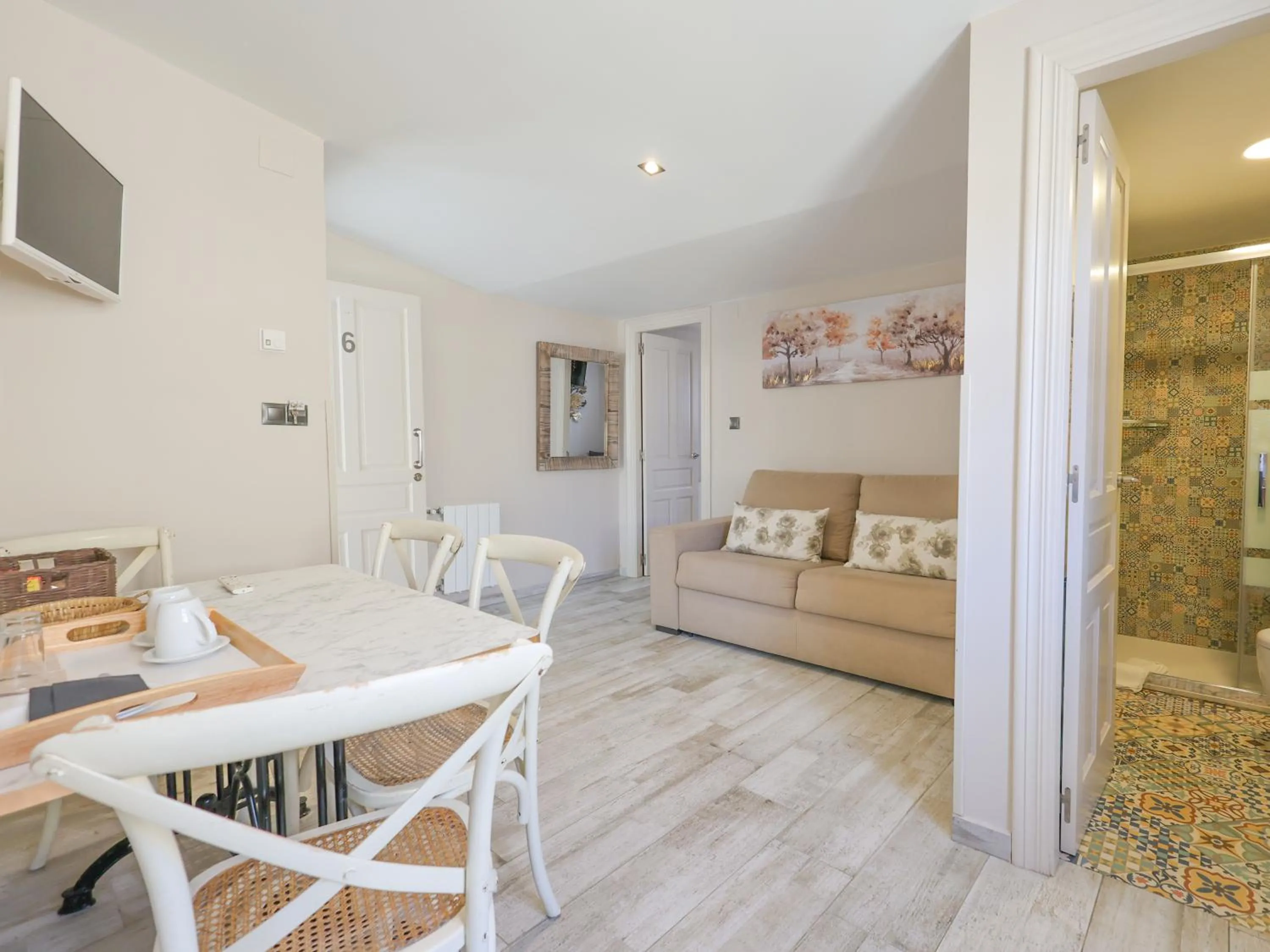 Living room in Akla Suites con Jacuzzi Santillana