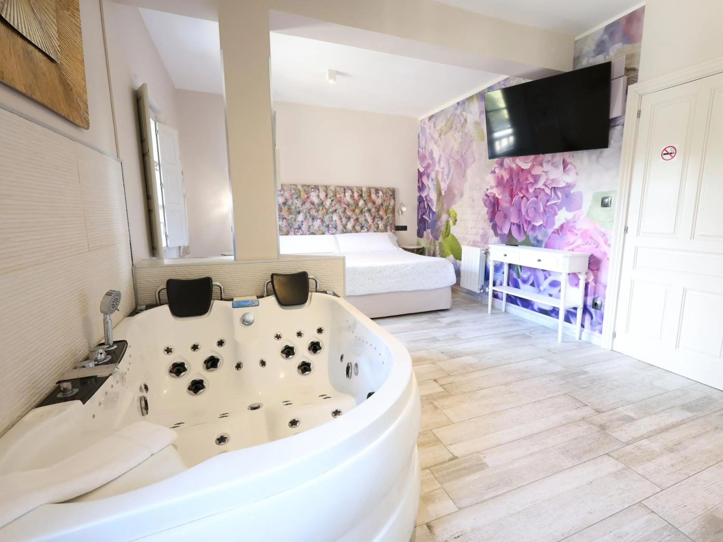 Spa and wellness centre/facilities, Bed in Akla Suites con Jacuzzi Santillana