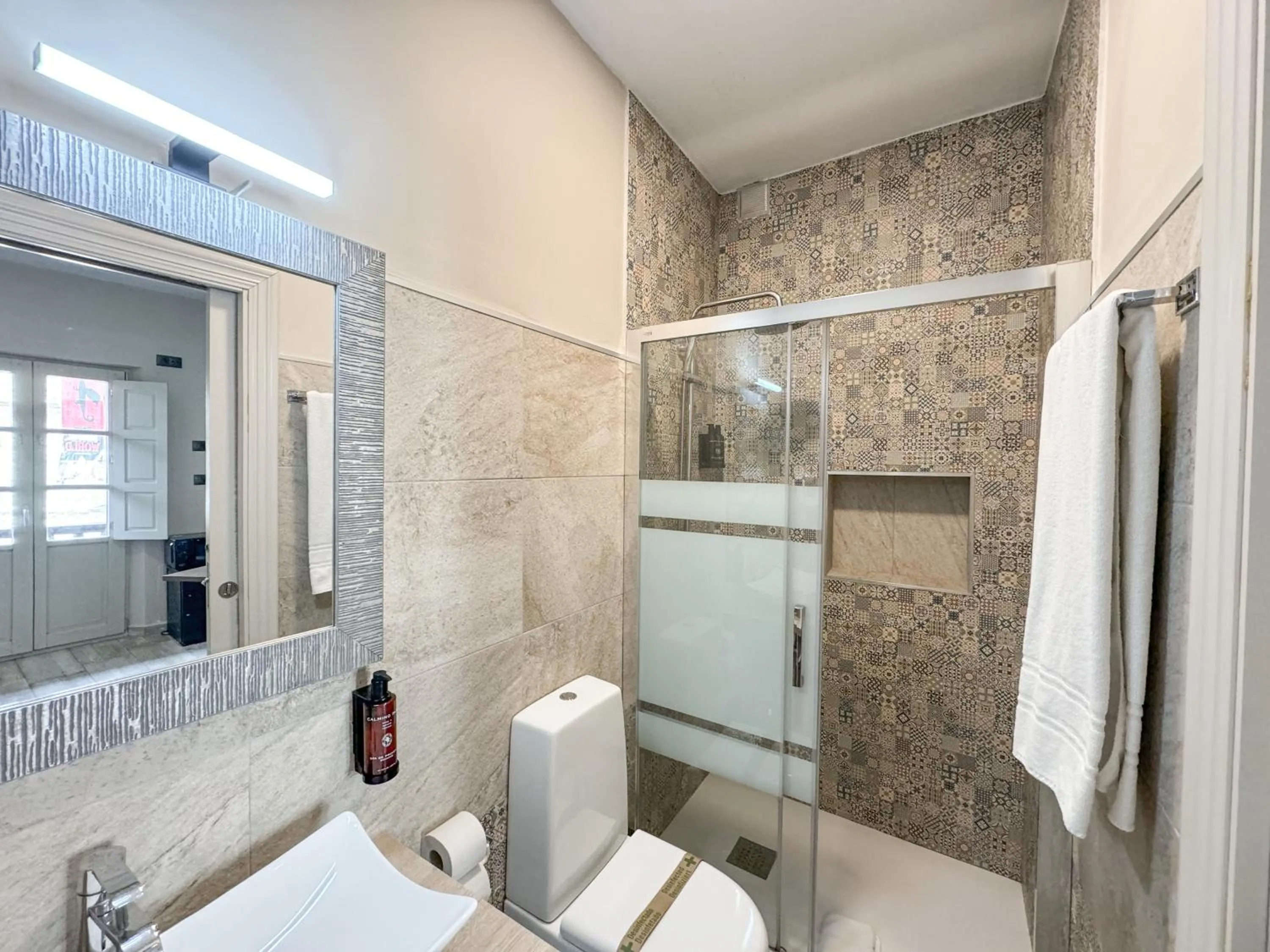 Bathroom in Akla Suites con Jacuzzi Santillana