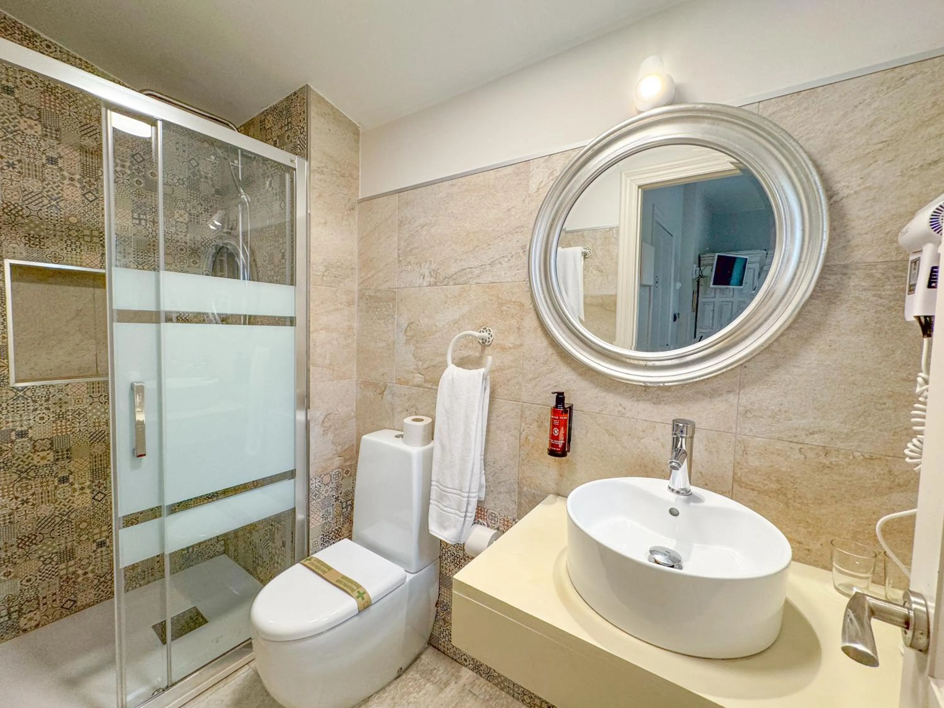 Bathroom in Akla Suites con Jacuzzi Santillana