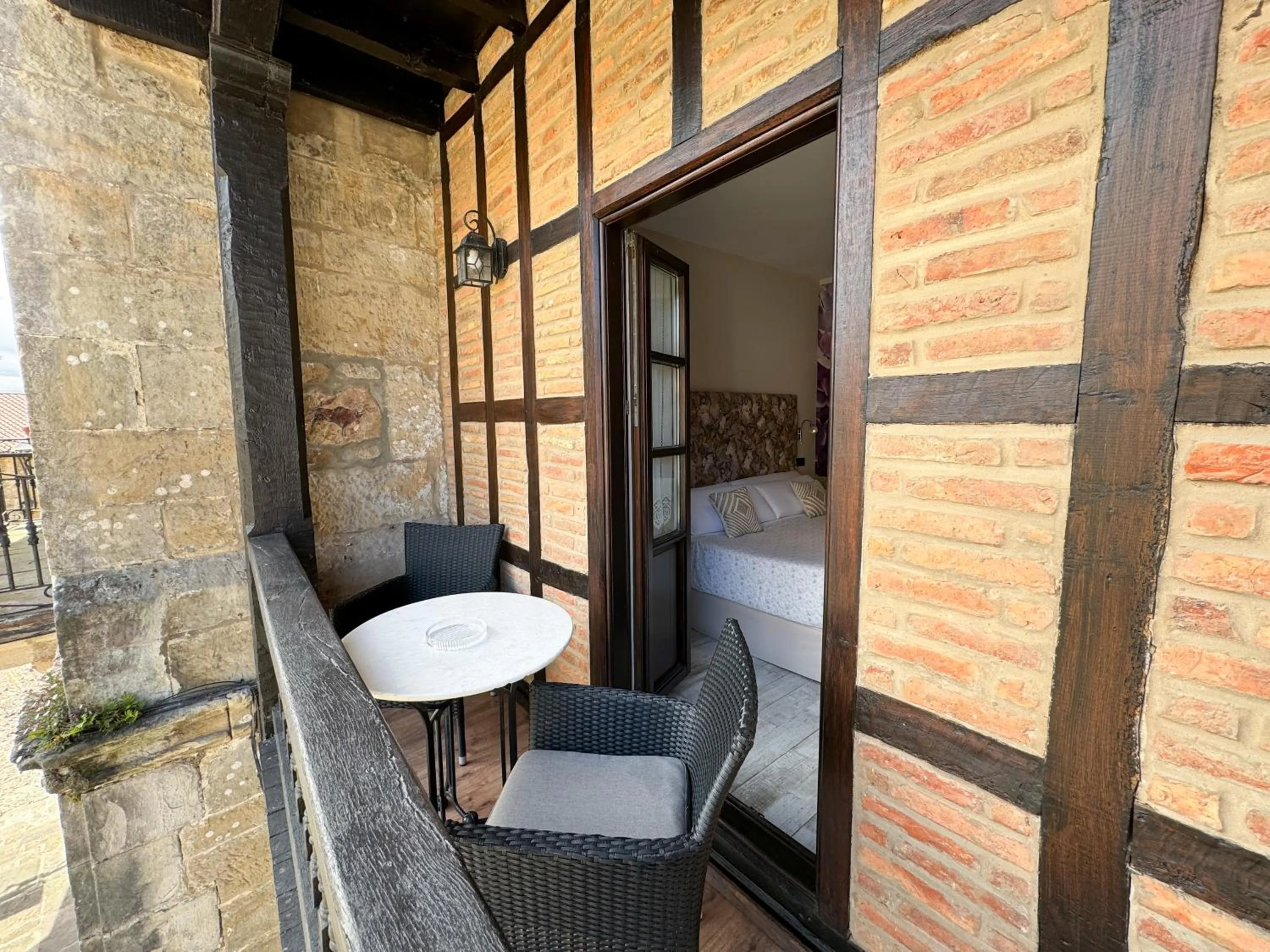 Balcony/Terrace, Bed in Akla Suites con Jacuzzi Santillana