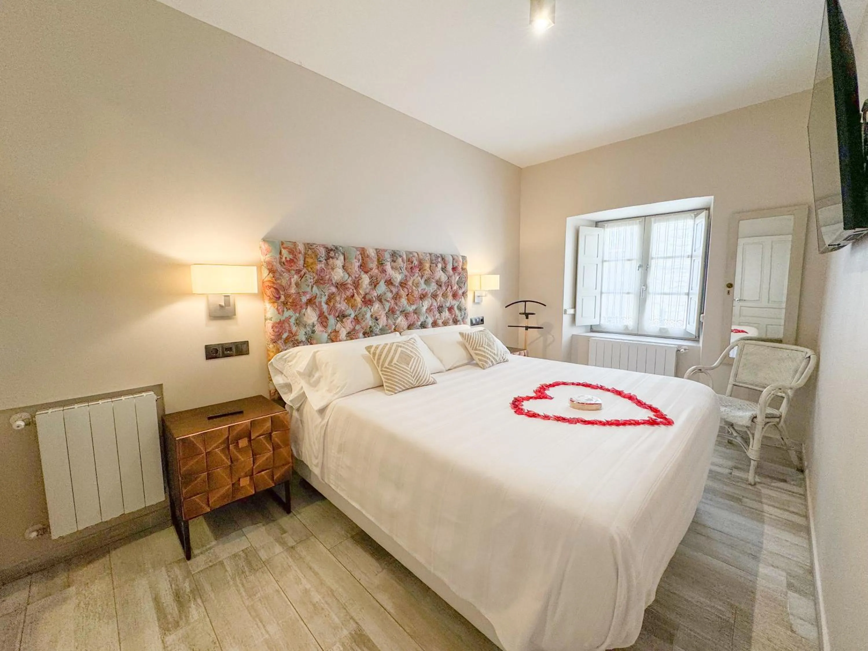 Bedroom, Bed in Akla Suites con Jacuzzi Santillana