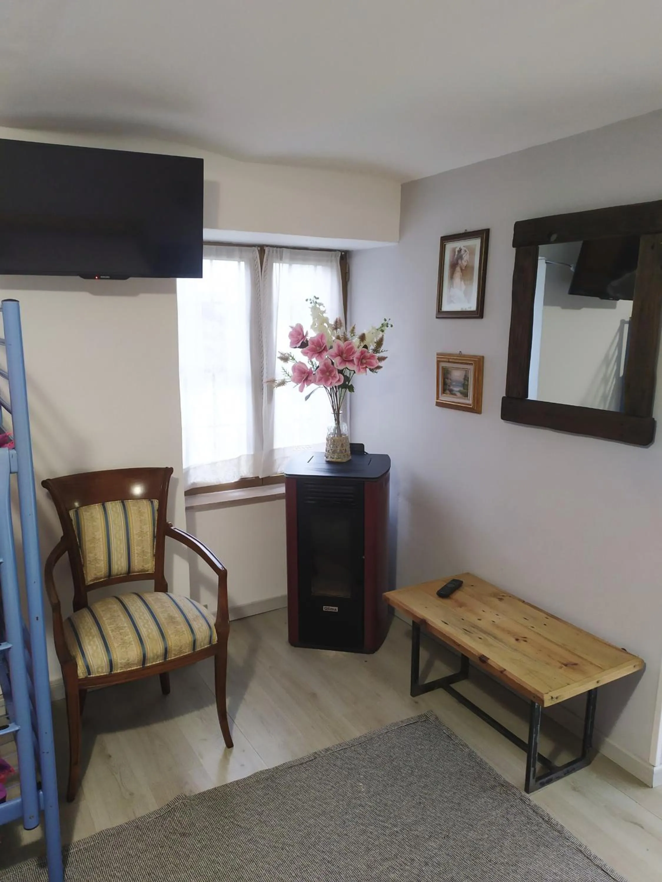 TV/Entertainment Center in La Ghita