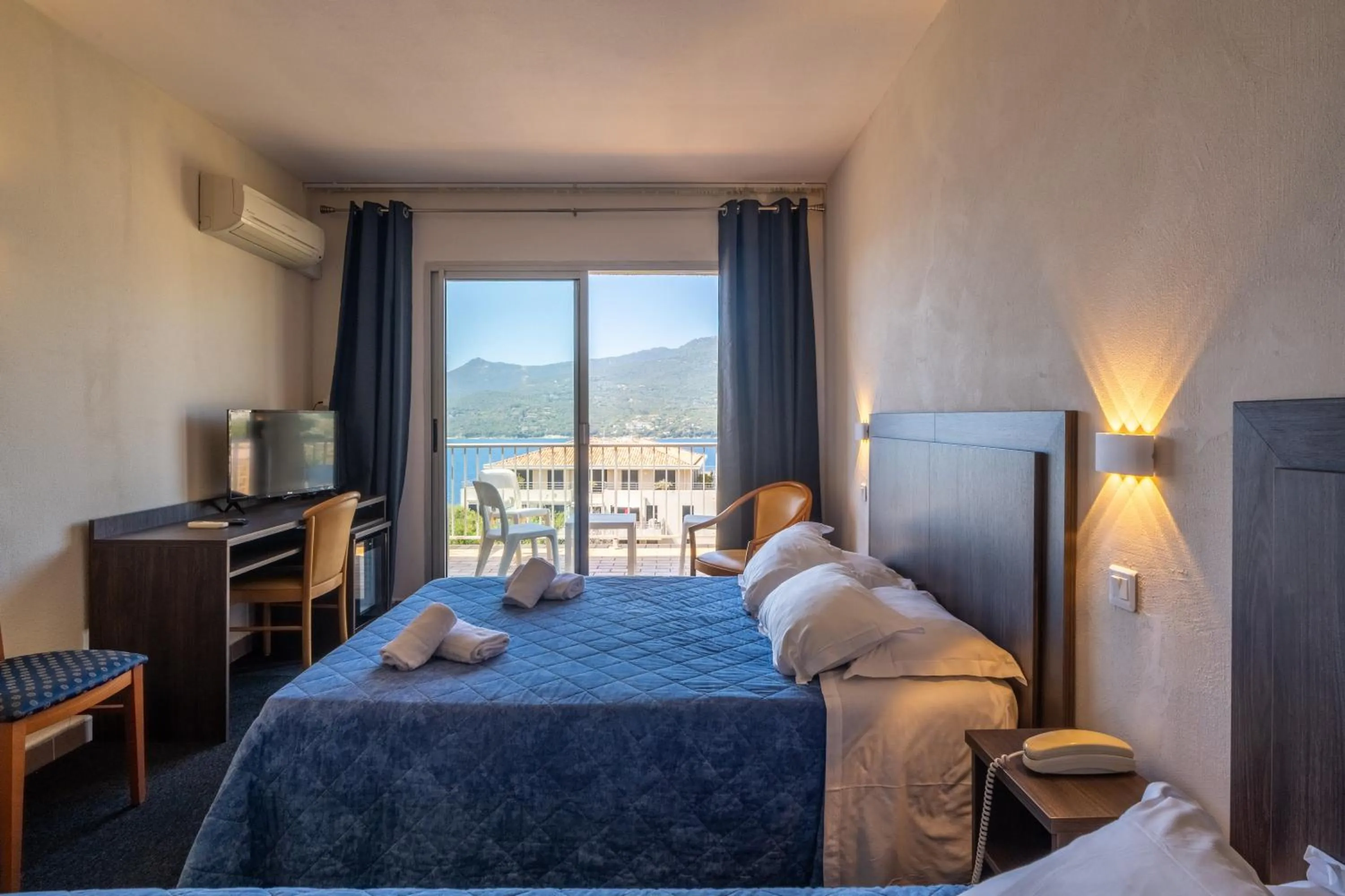 Bed in Hotel Hibiscus