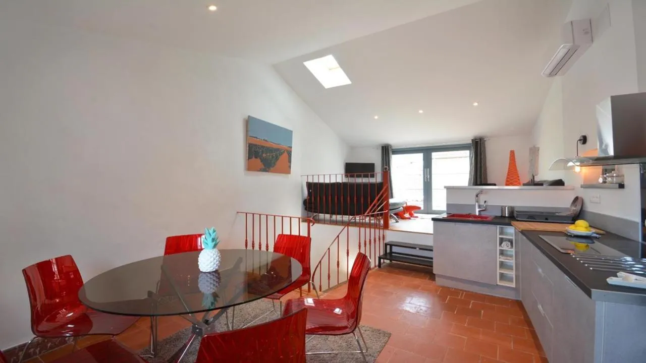 Dining area in L'Escalier Rouge