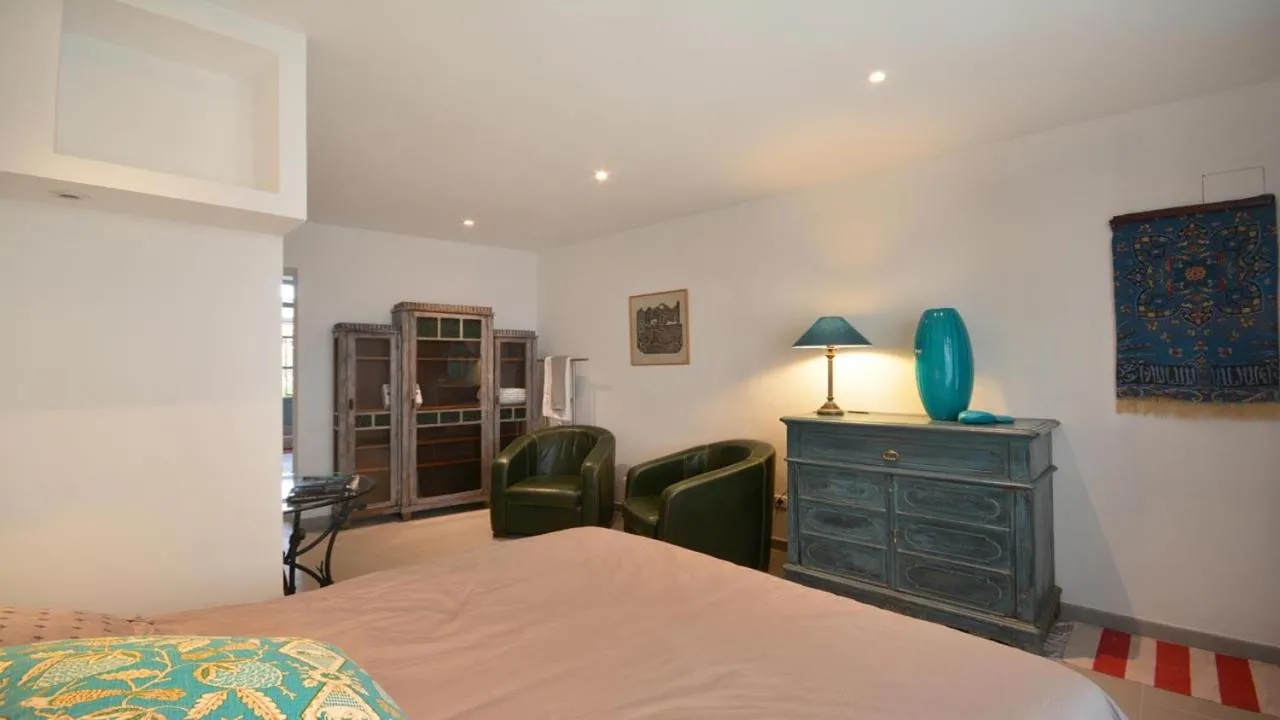 Bed in L'Escalier Rouge