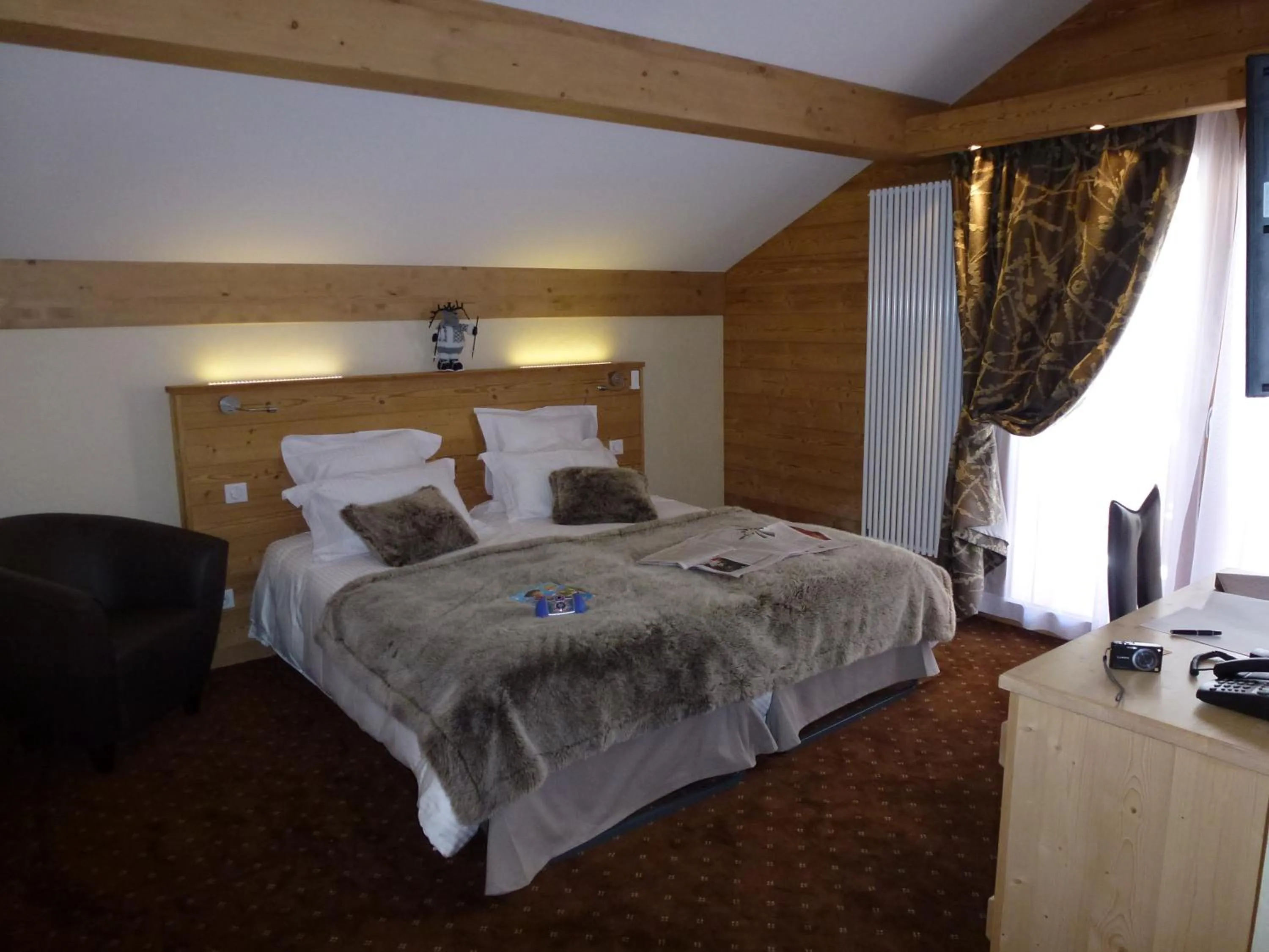 Photo of the whole room, Bed in Hôtel Restaurant "Les Sapins" Wellness & Gourmet