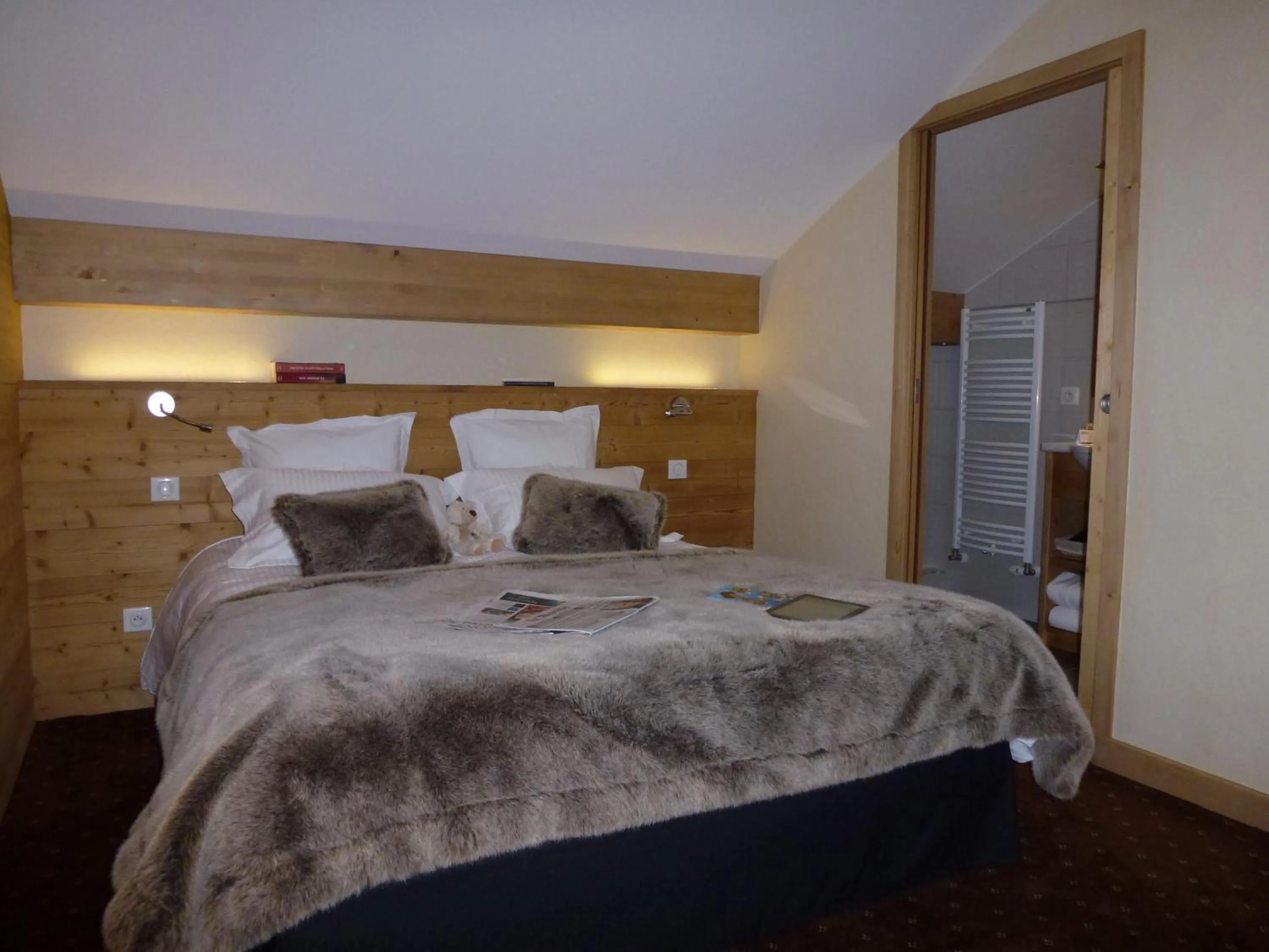 Bedroom, Bed in Hôtel Restaurant "Les Sapins" Wellness & Gourmet