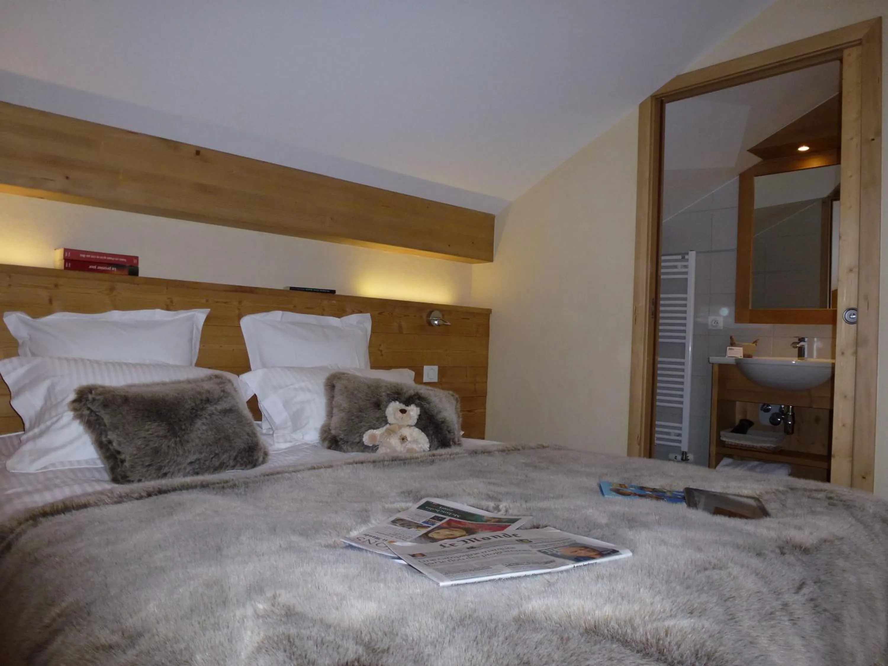 Bedroom, Bed in Hôtel Restaurant "Les Sapins" Wellness & Gourmet