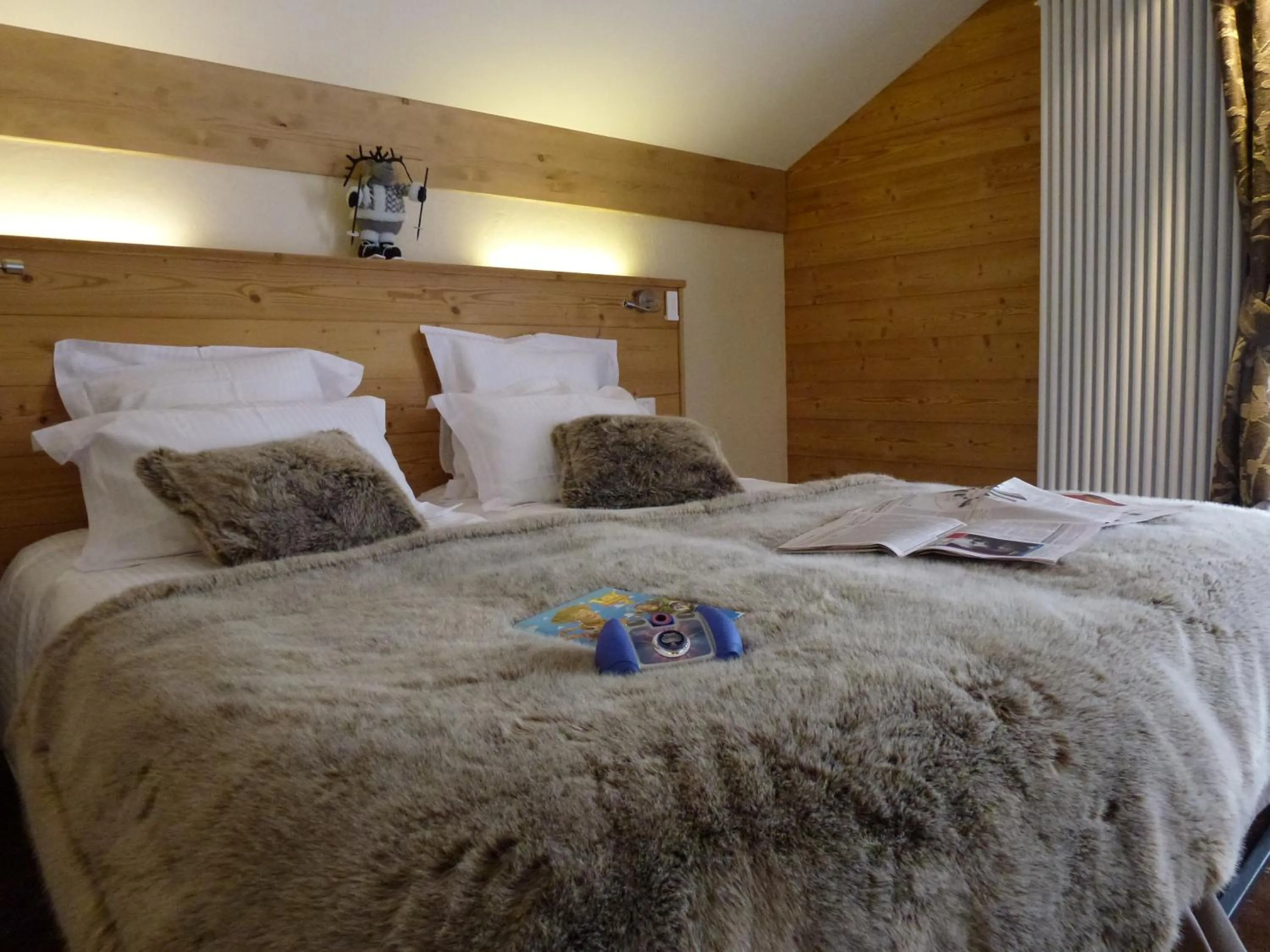 Decorative detail, Bed in Hôtel Restaurant "Les Sapins" Wellness & Gourmet