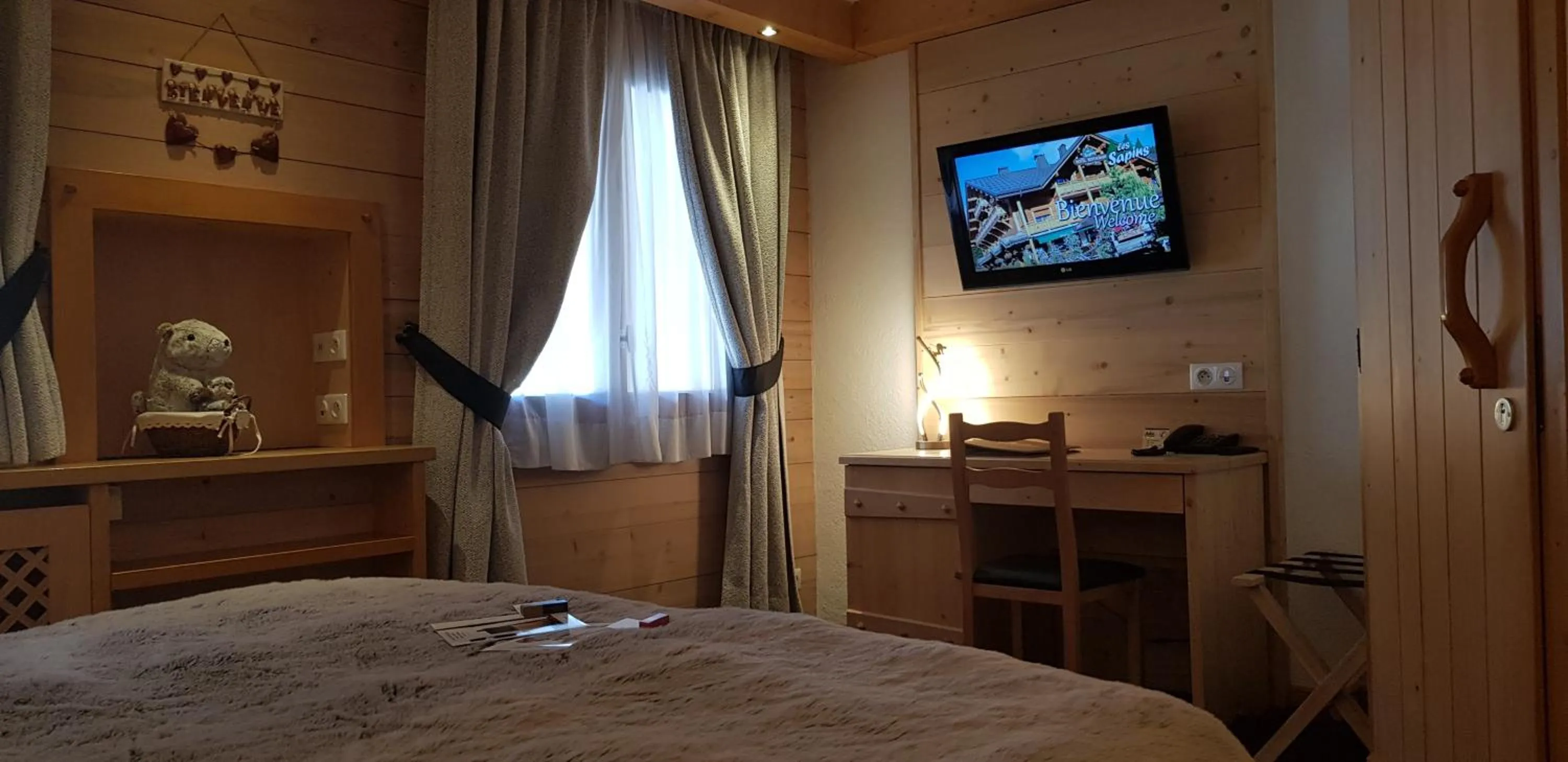 Bedroom, Bed in Hôtel Restaurant "Les Sapins" Wellness & Gourmet