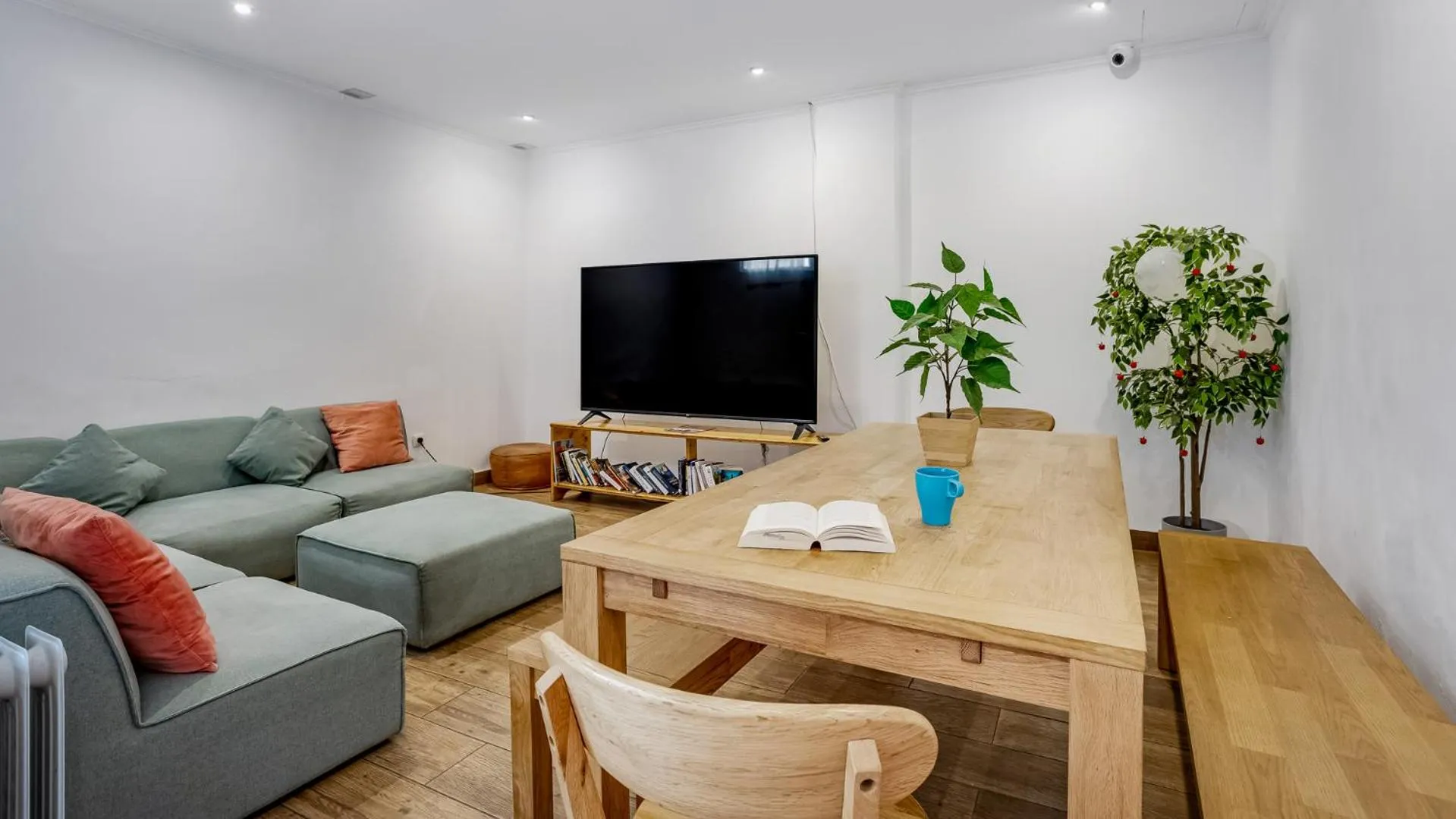 Communal lounge/ TV room in Hostel Casa d'Alagoa