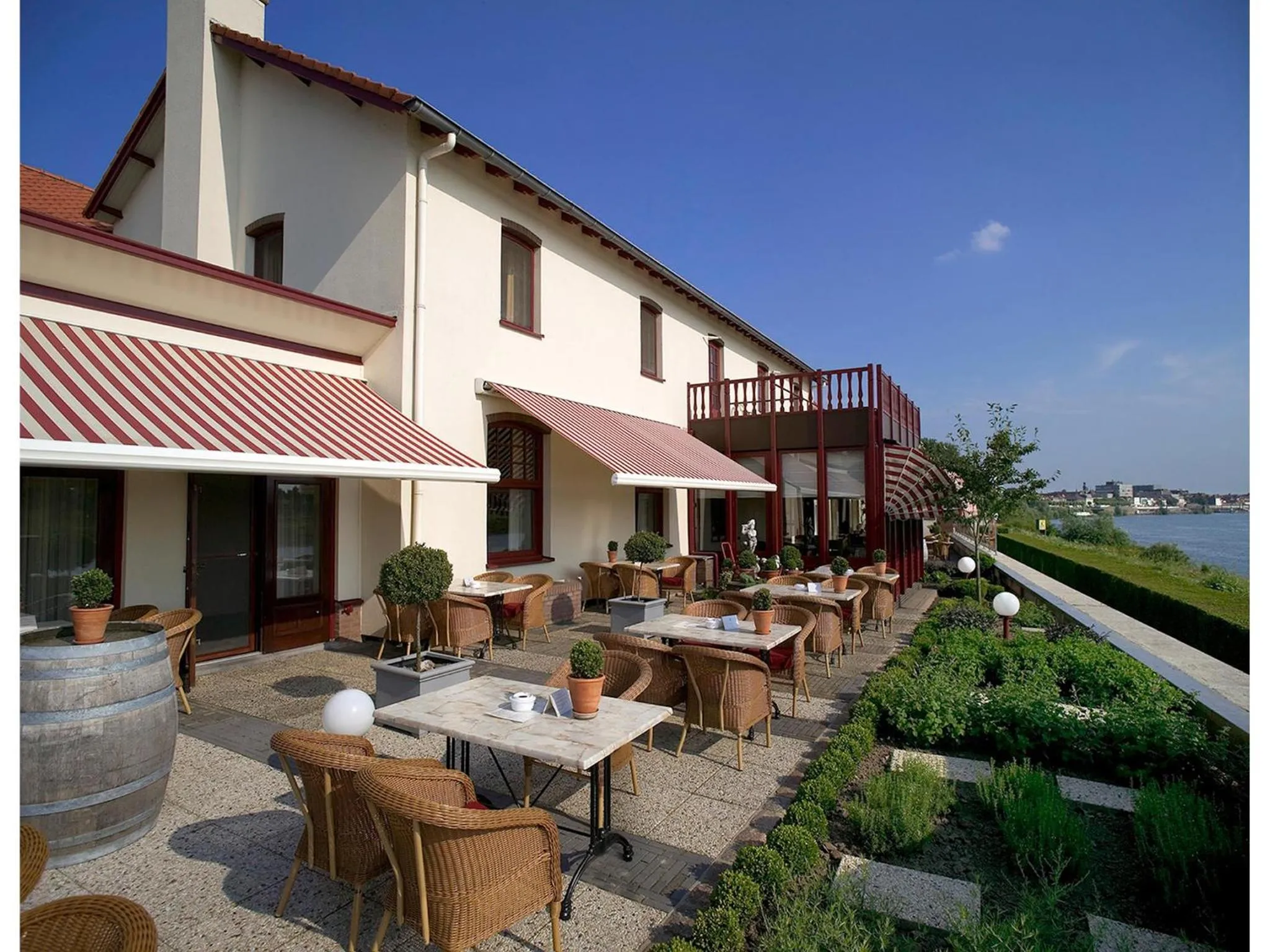 Facade/entrance in Valuas