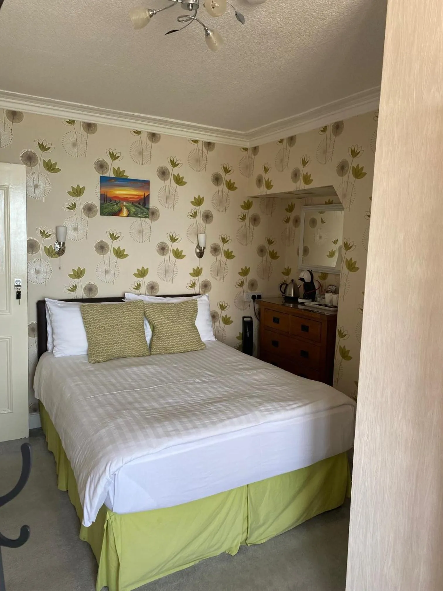 Bedroom, Bed in The Leeway