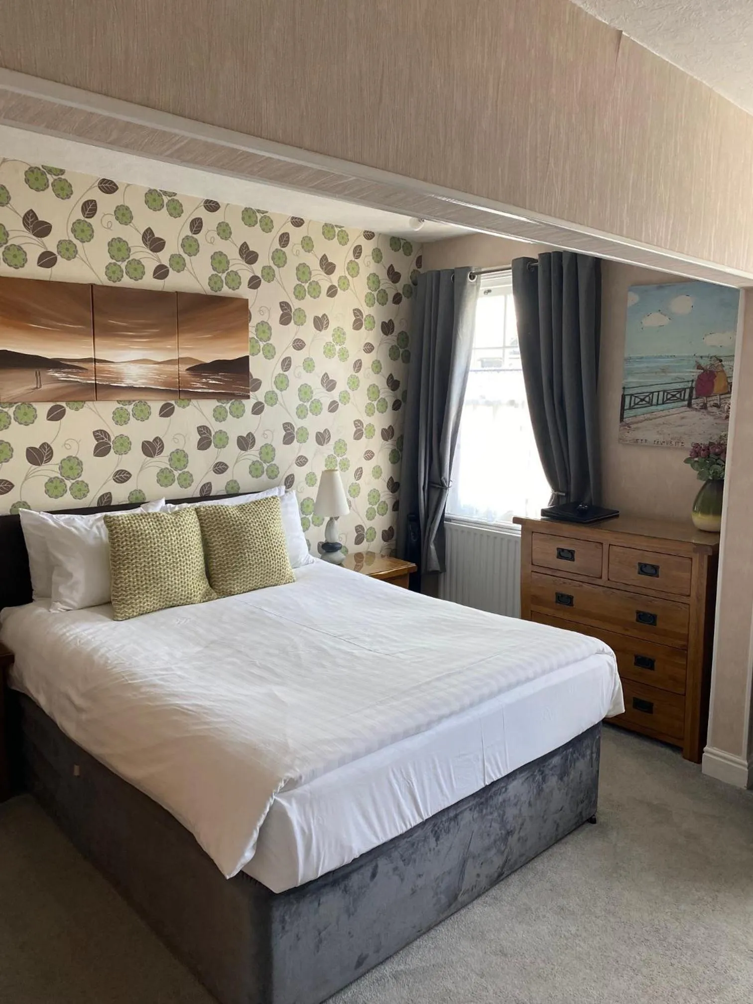 Bedroom, Bed in The Leeway