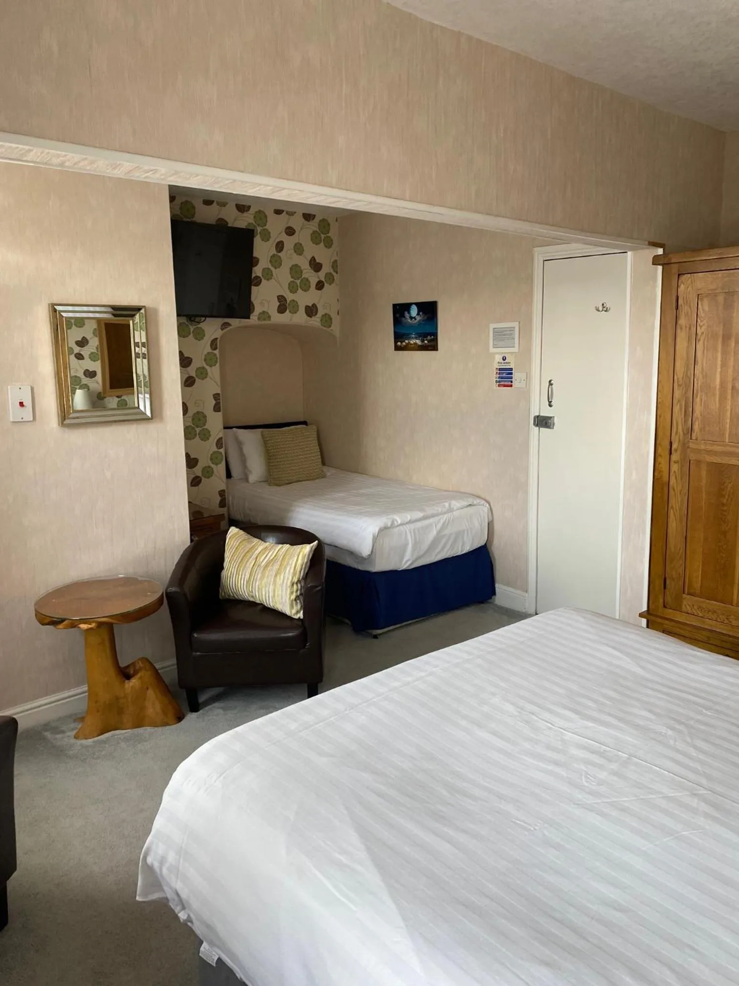 Bedroom, Bed in The Leeway