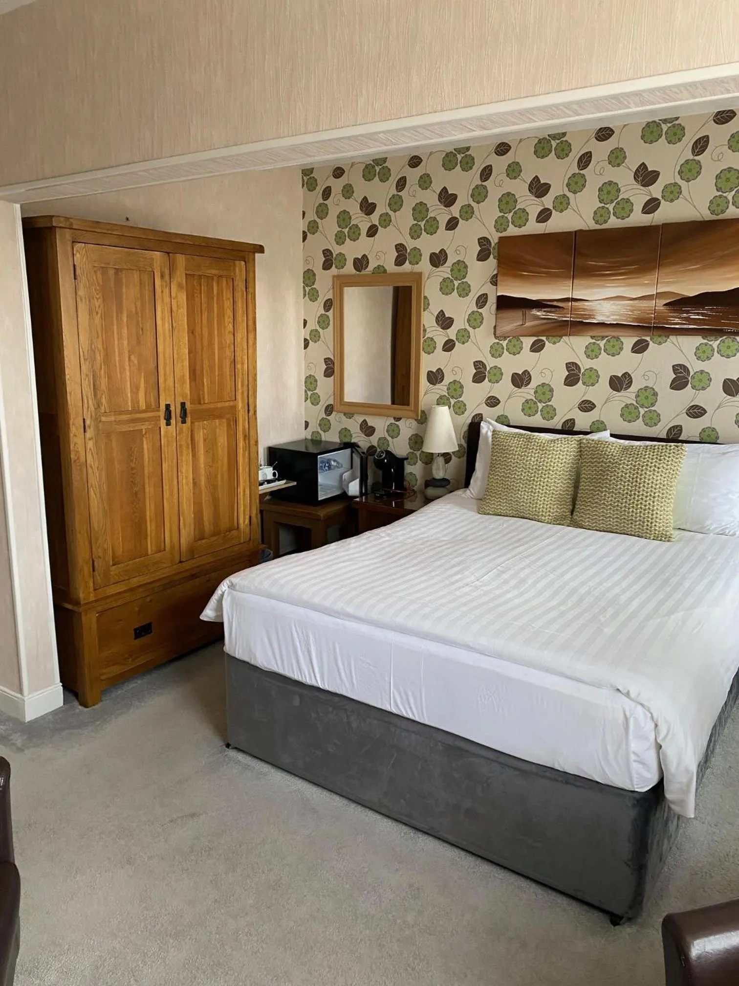 Bedroom, Bed in The Leeway