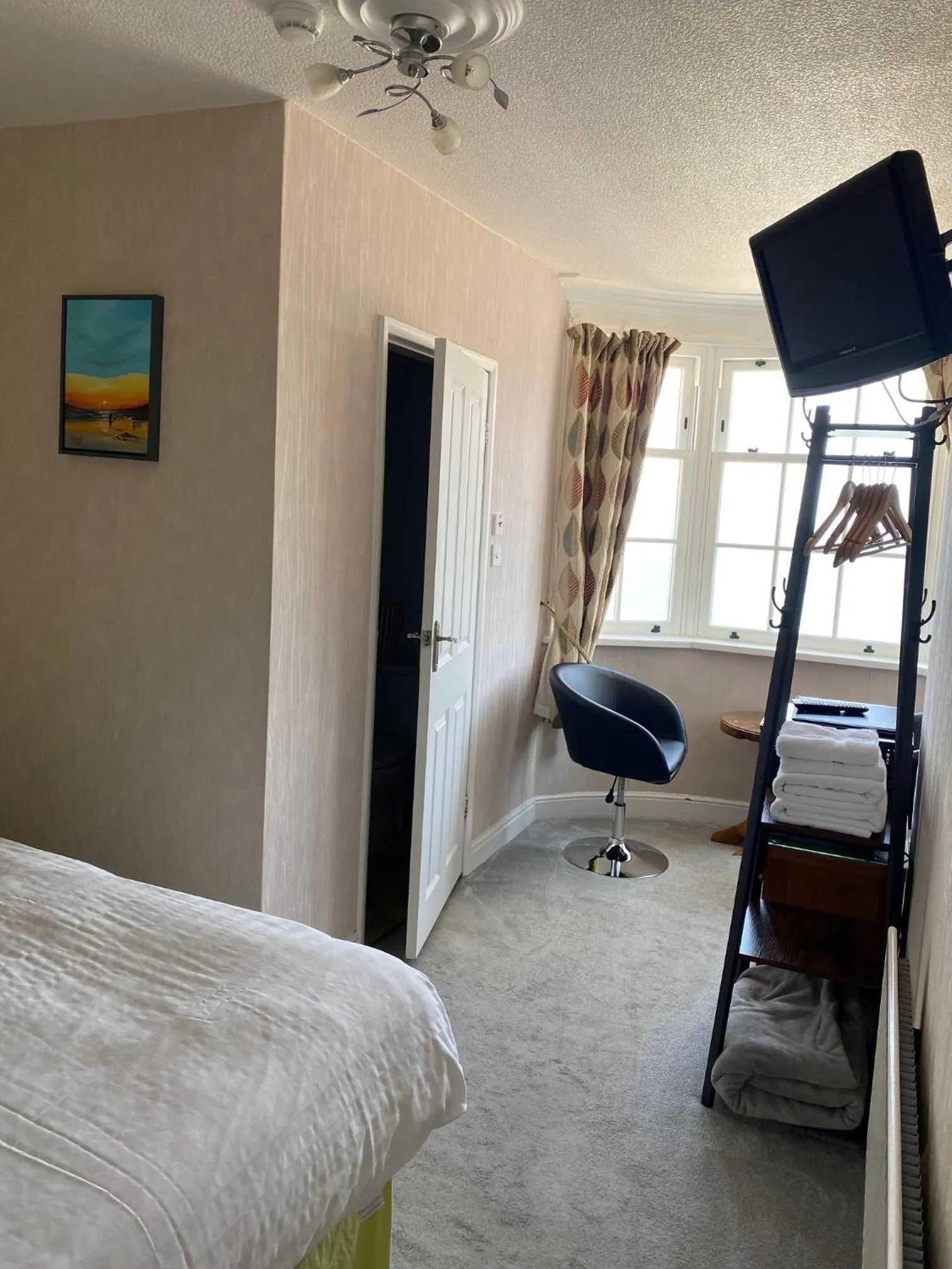 Bedroom, Bed in The Leeway