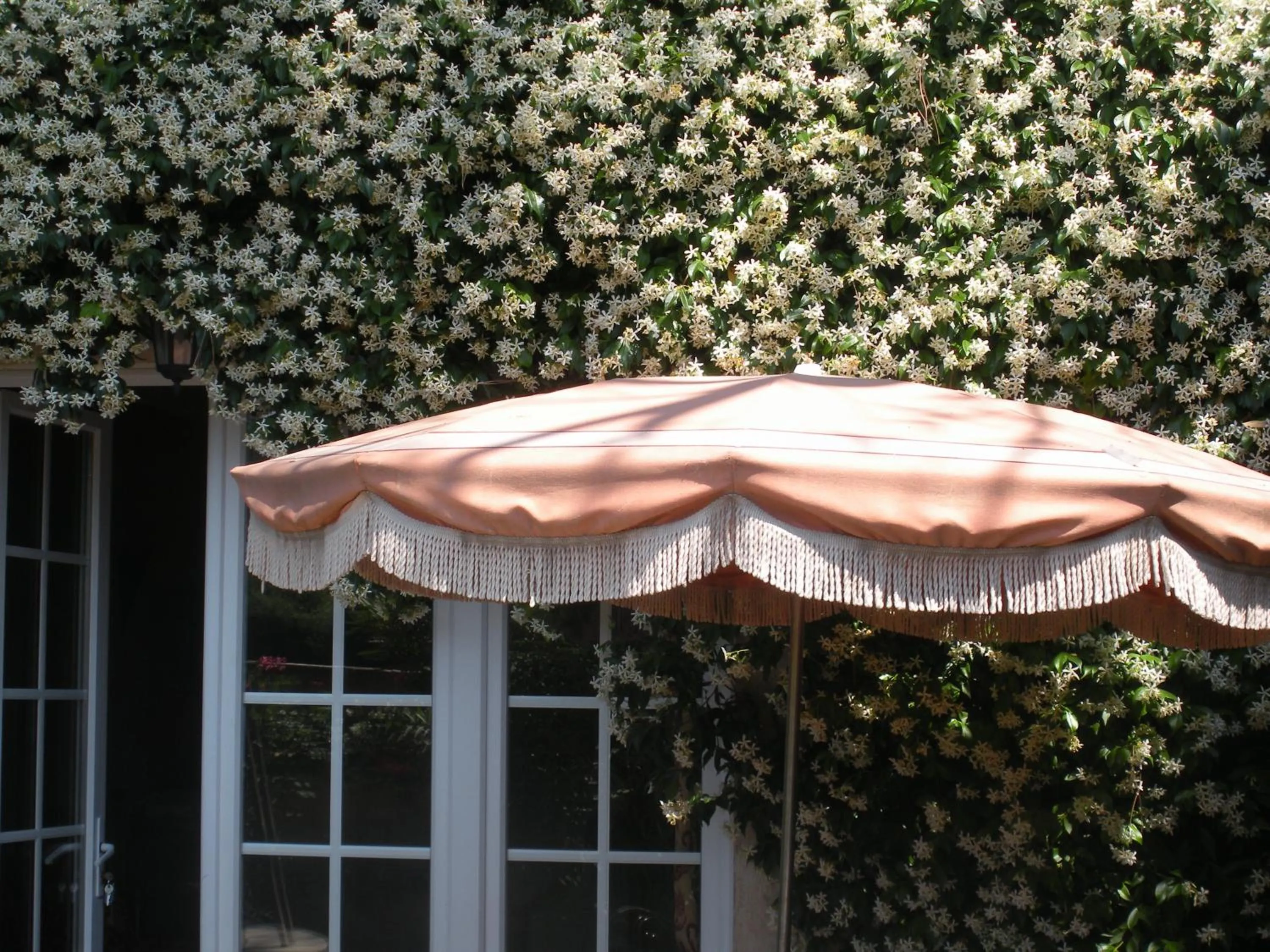Facade/entrance in Gites Climatisés Piscine Chauffée La Balancelle