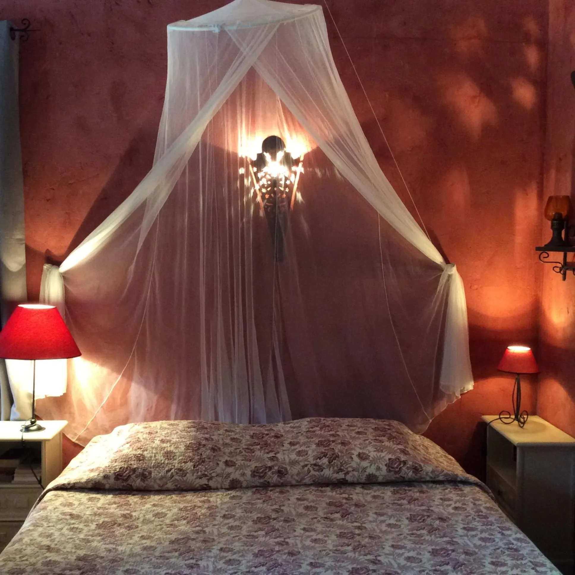 Decorative detail, Bed in Gites Climatisés Piscine Chauffée La Balancelle