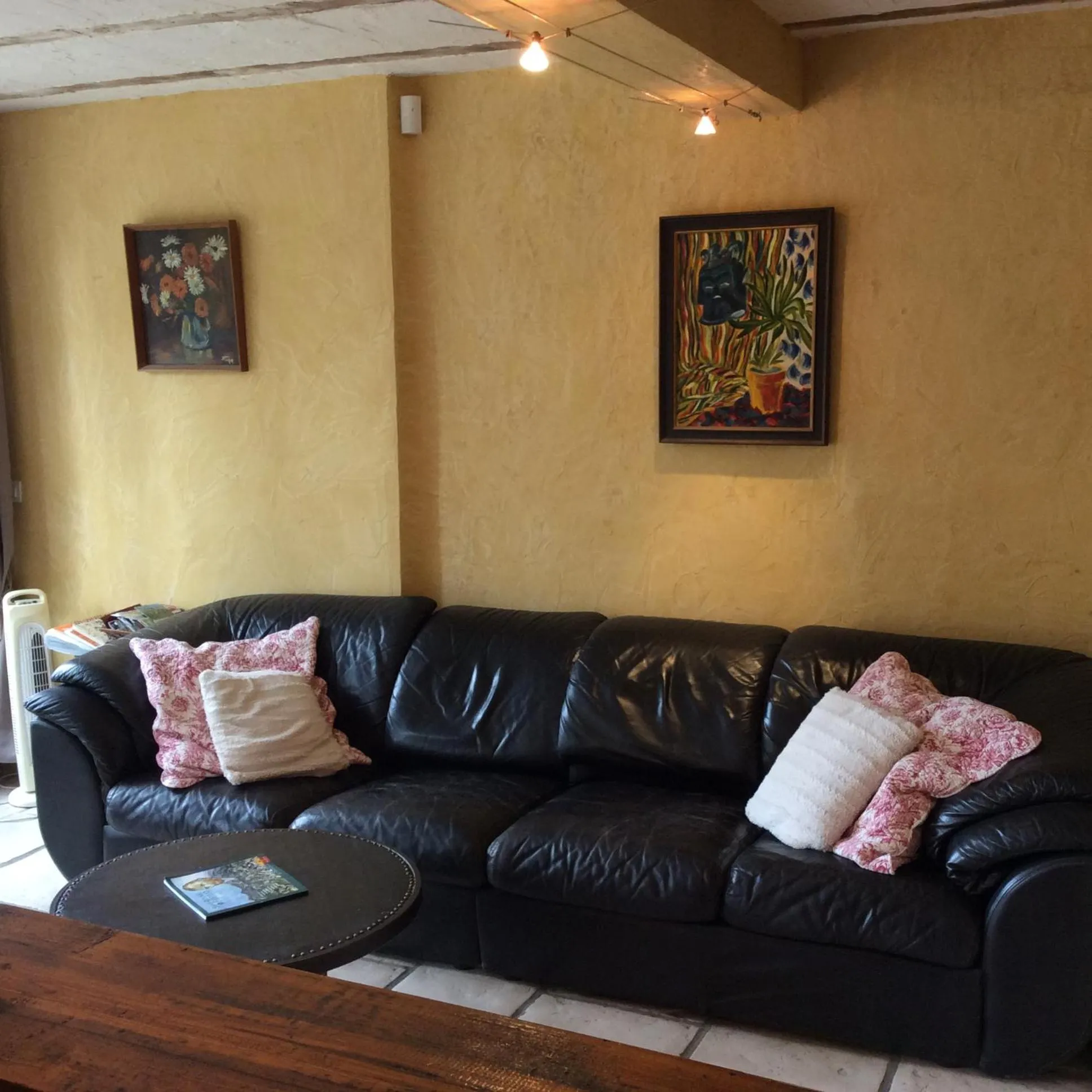 Living room in Gites Climatisés Piscine Chauffée La Balancelle