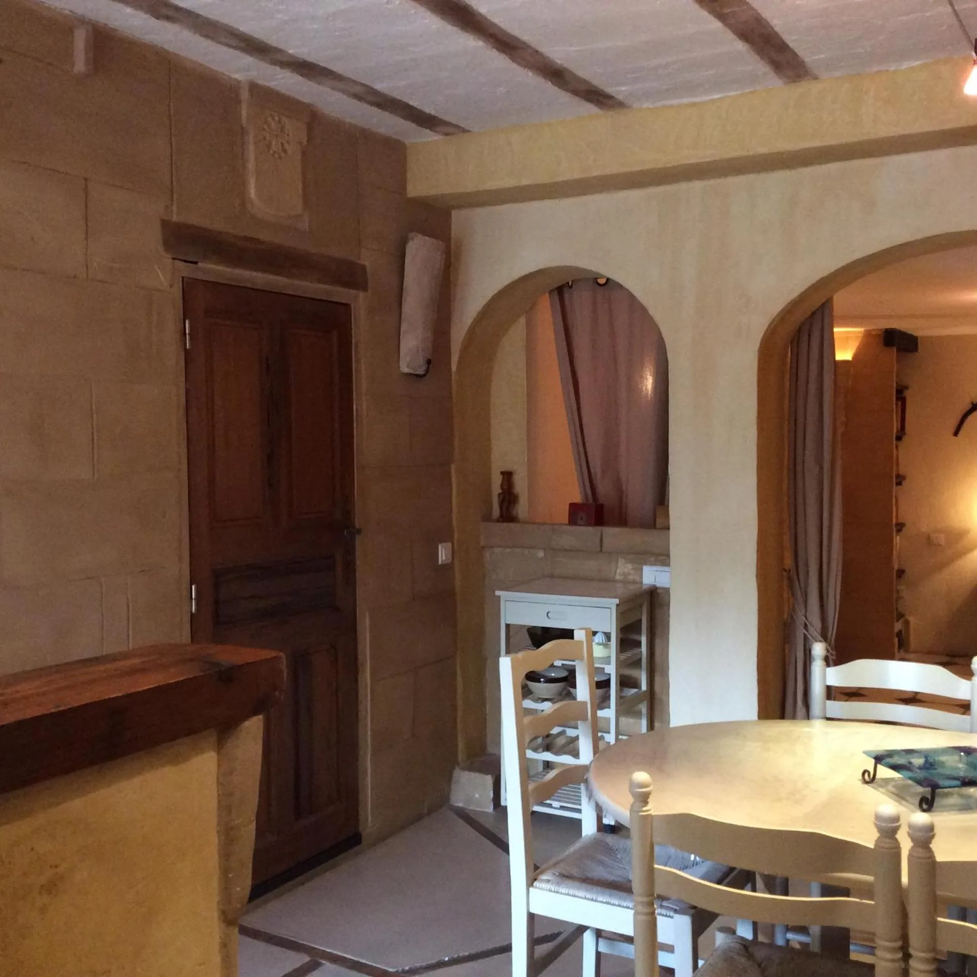 Dining area in Gites Climatisés Piscine Chauffée La Balancelle