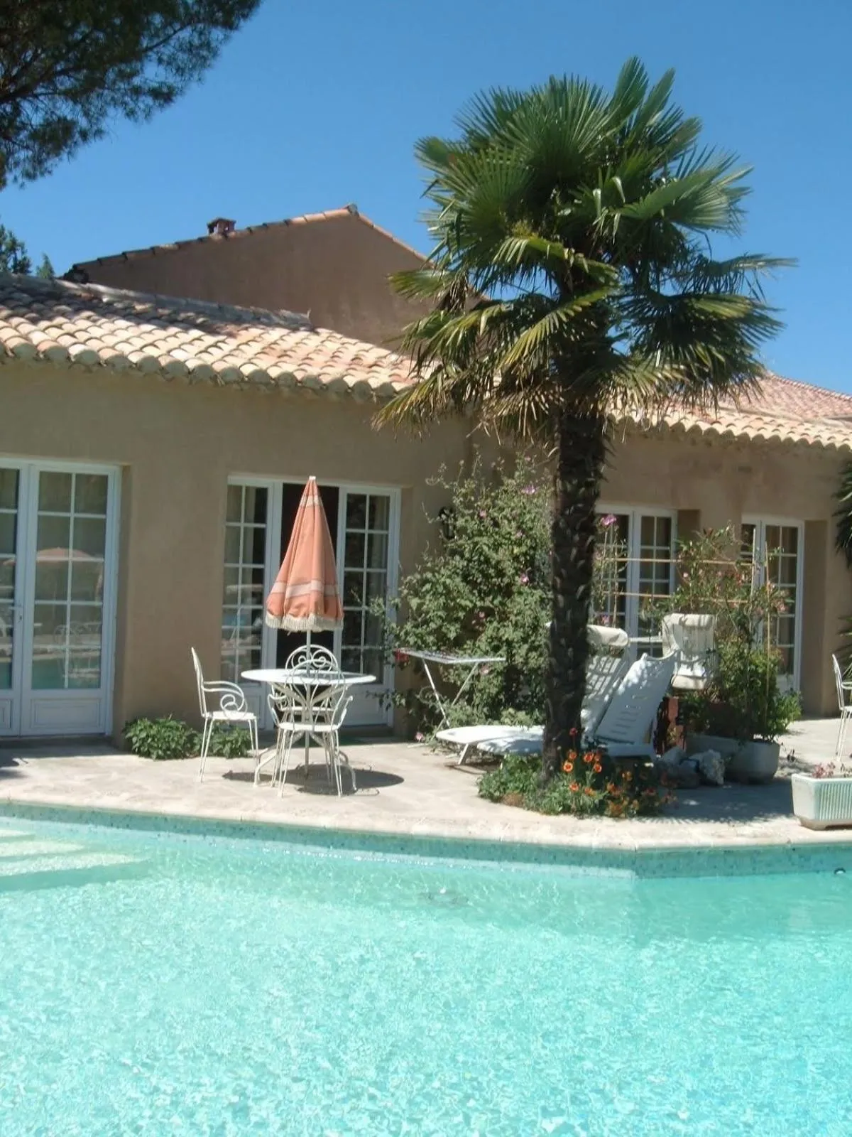 Swimming pool in Gites Climatisés Piscine Chauffée La Balancelle