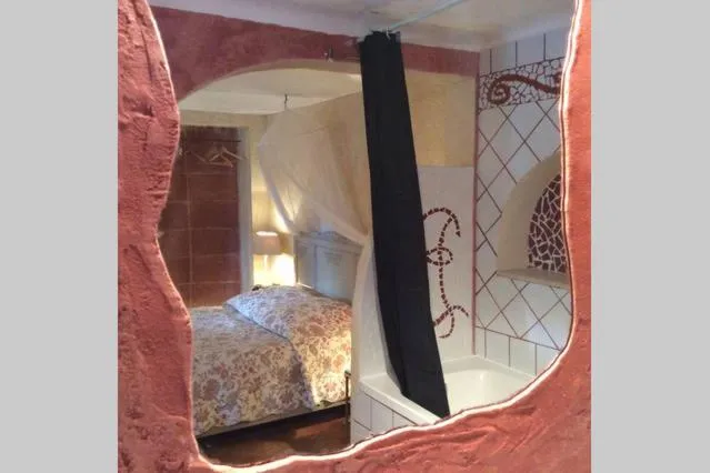 Decorative detail, Bed in Gites Climatisés Piscine Chauffée La Balancelle