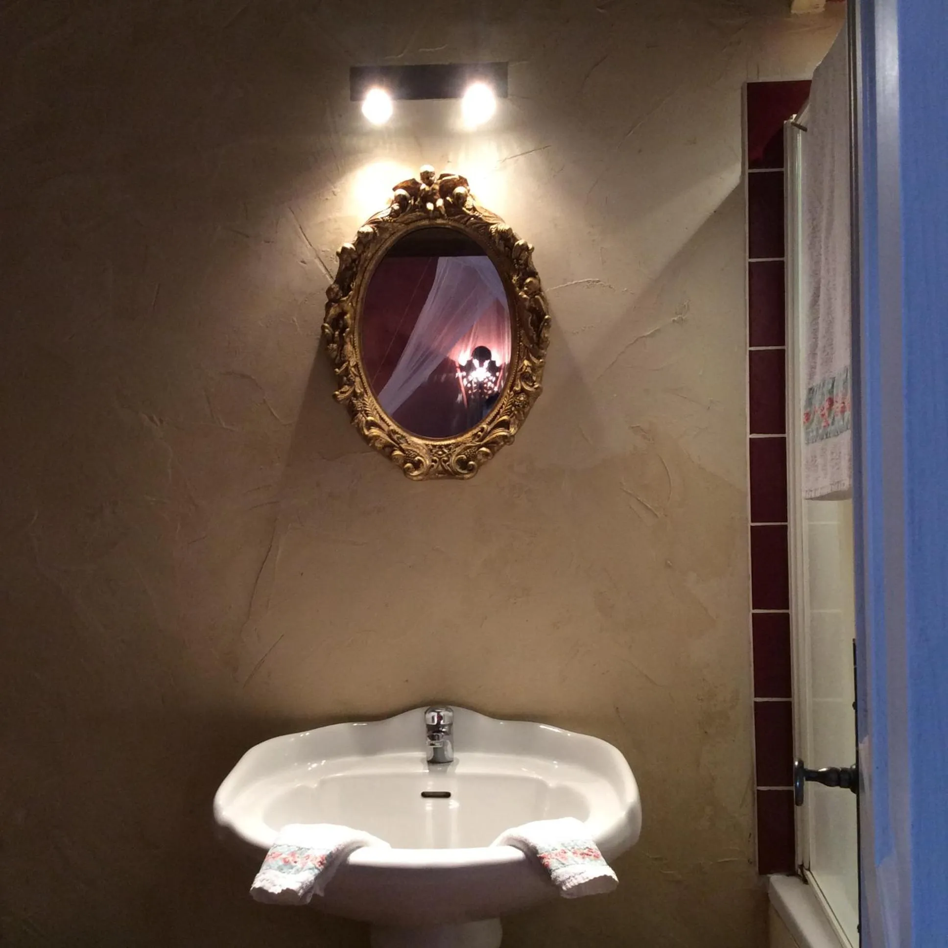 Bathroom in Gites Climatisés Piscine Chauffée La Balancelle