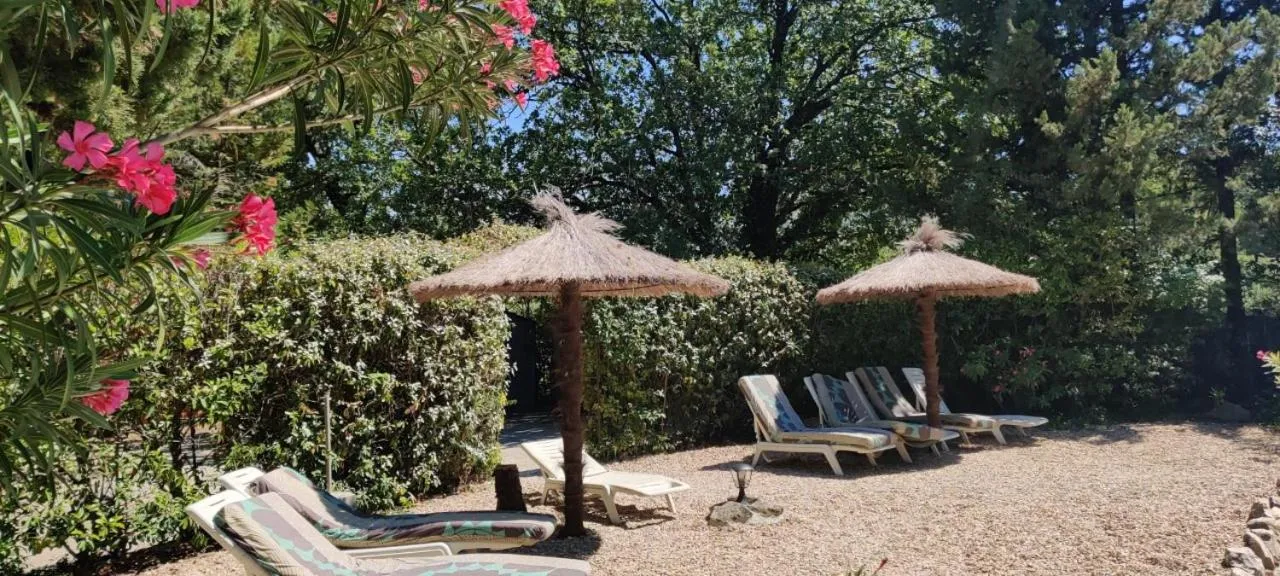 Patio in Gites Climatisés Piscine Chauffée La Balancelle