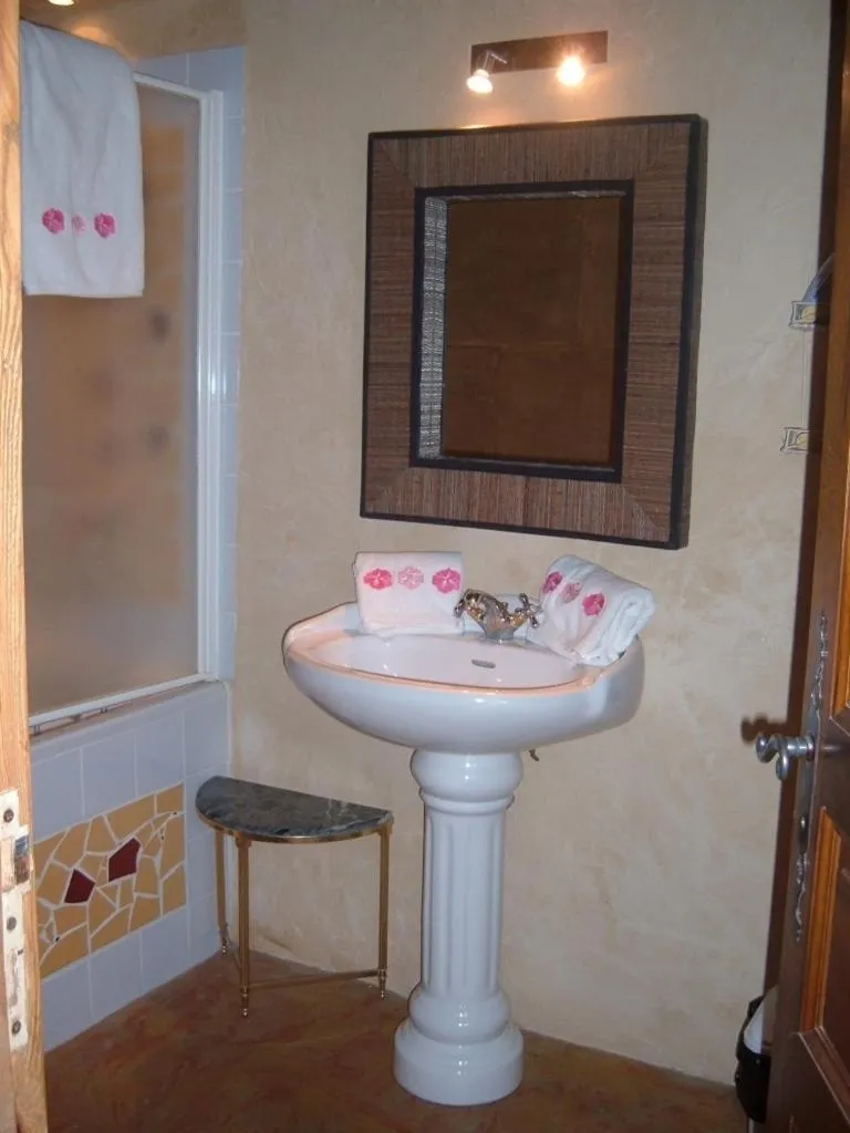 Bathroom in Gites Climatisés Piscine Chauffée La Balancelle