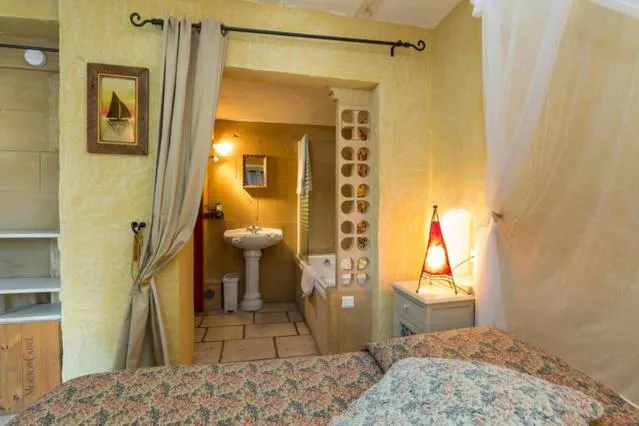 Photo of the whole room, Bed in Gites Climatisés Piscine Chauffée La Balancelle