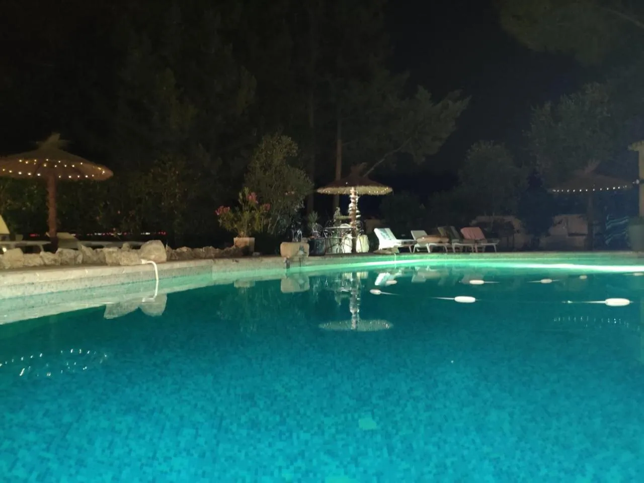 Night in Gites Climatisés Piscine Chauffée La Balancelle