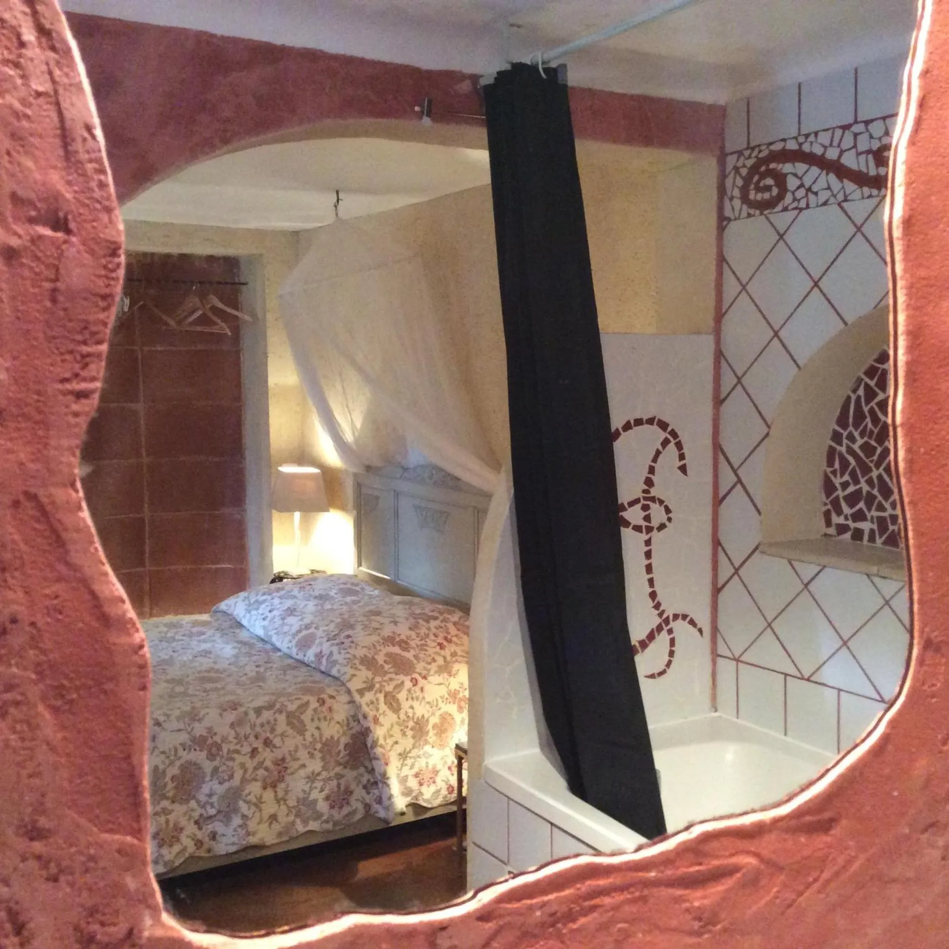 Decorative detail, Bed in Gites Climatisés Piscine Chauffée La Balancelle
