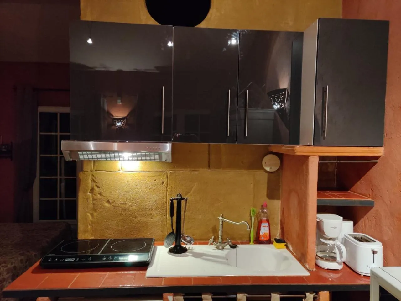 Kitchen or kitchenette in Gites Climatisés Piscine Chauffée La Balancelle