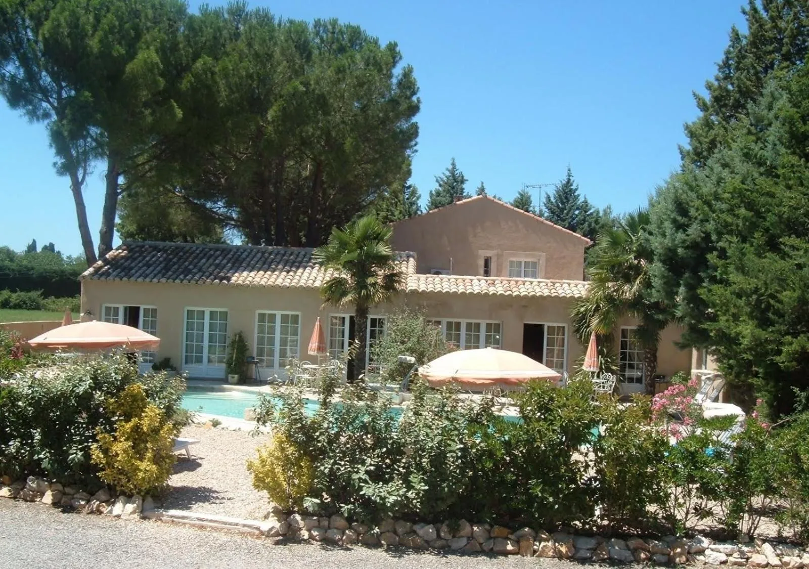 Facade/entrance in Gites Climatisés Piscine Chauffée La Balancelle
