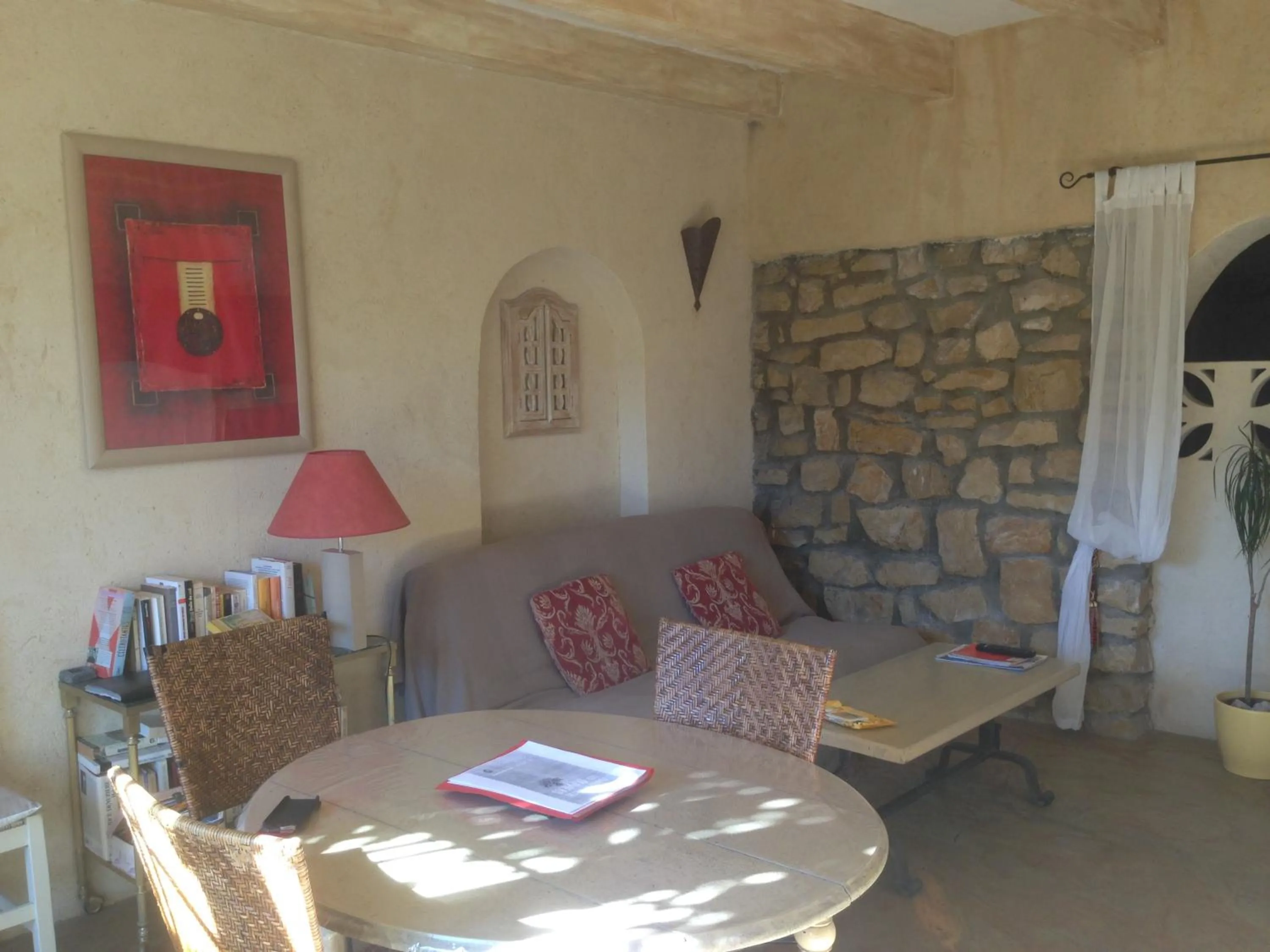 Living room in Gites Climatisés Piscine Chauffée La Balancelle