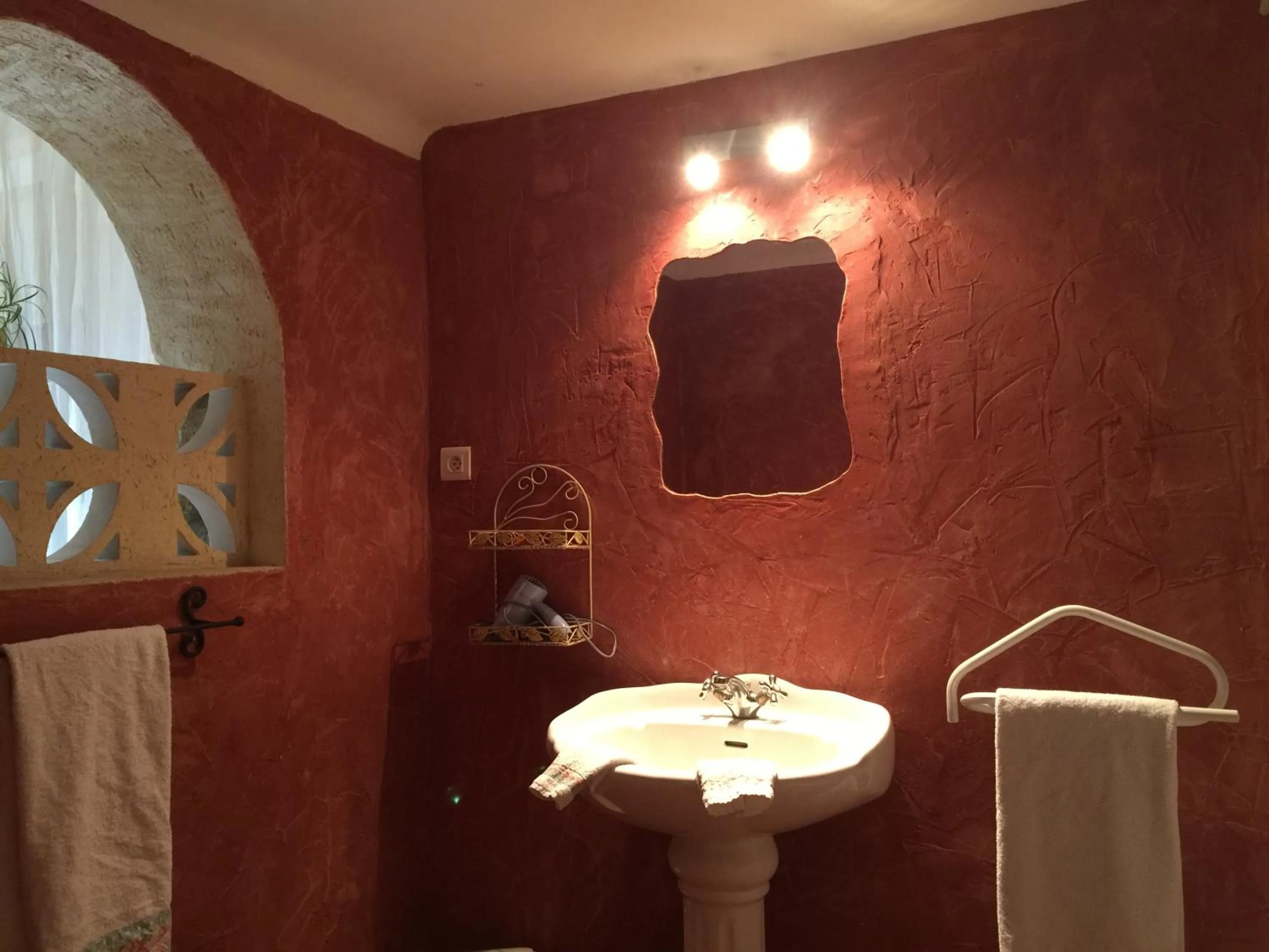 Bathroom in Gites Climatisés Piscine Chauffée La Balancelle