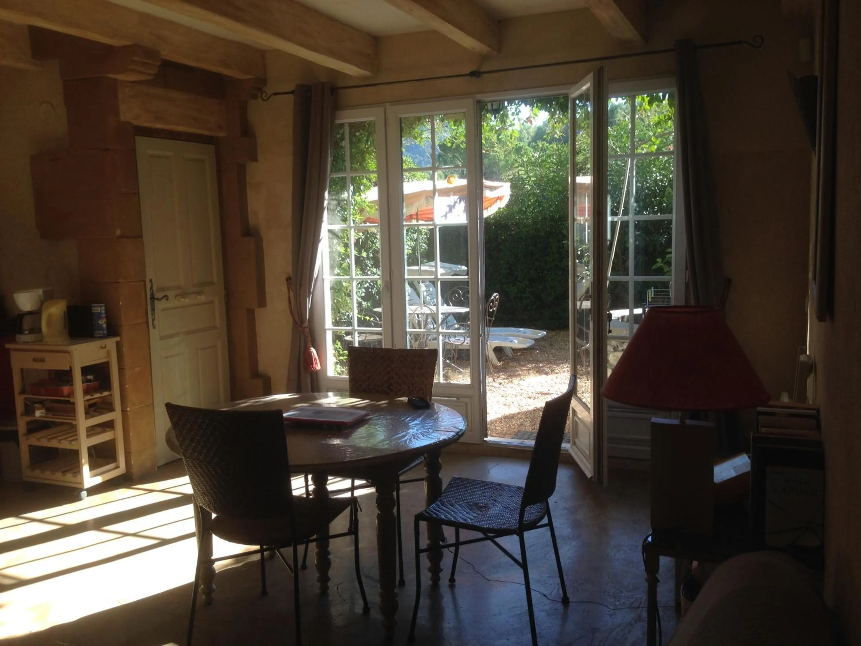 Dining area in Gites Climatisés Piscine Chauffée La Balancelle