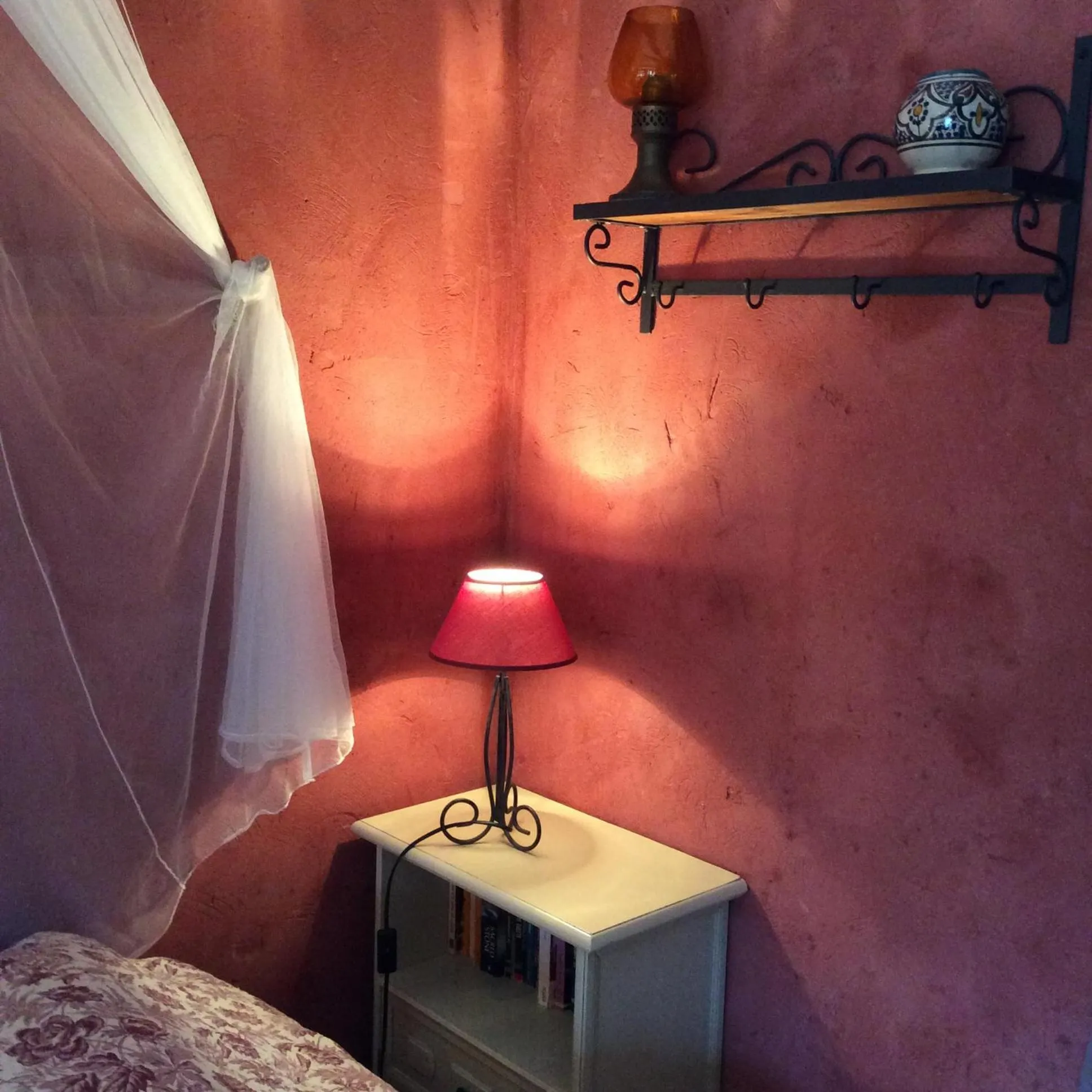Decorative detail, Bed in Gites Climatisés Piscine Chauffée La Balancelle