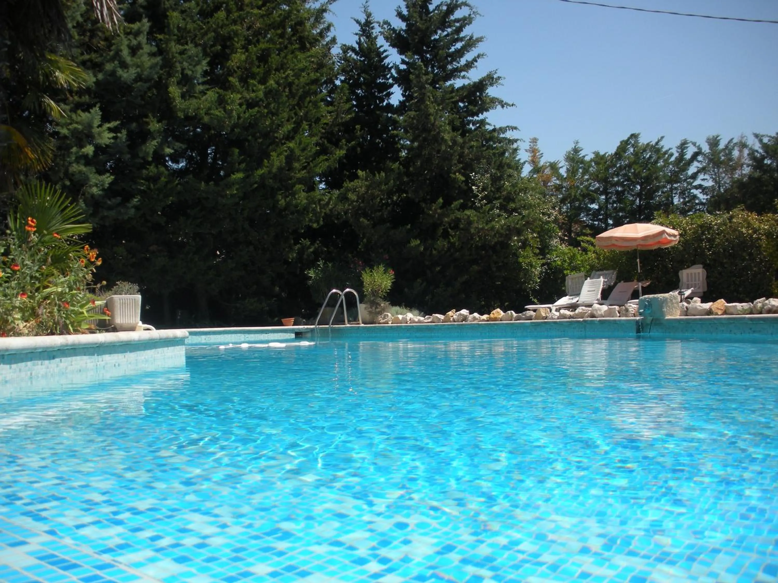 Swimming pool in Gites Climatisés Piscine Chauffée La Balancelle