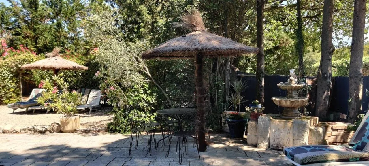 Patio in Gites Climatisés Piscine Chauffée La Balancelle