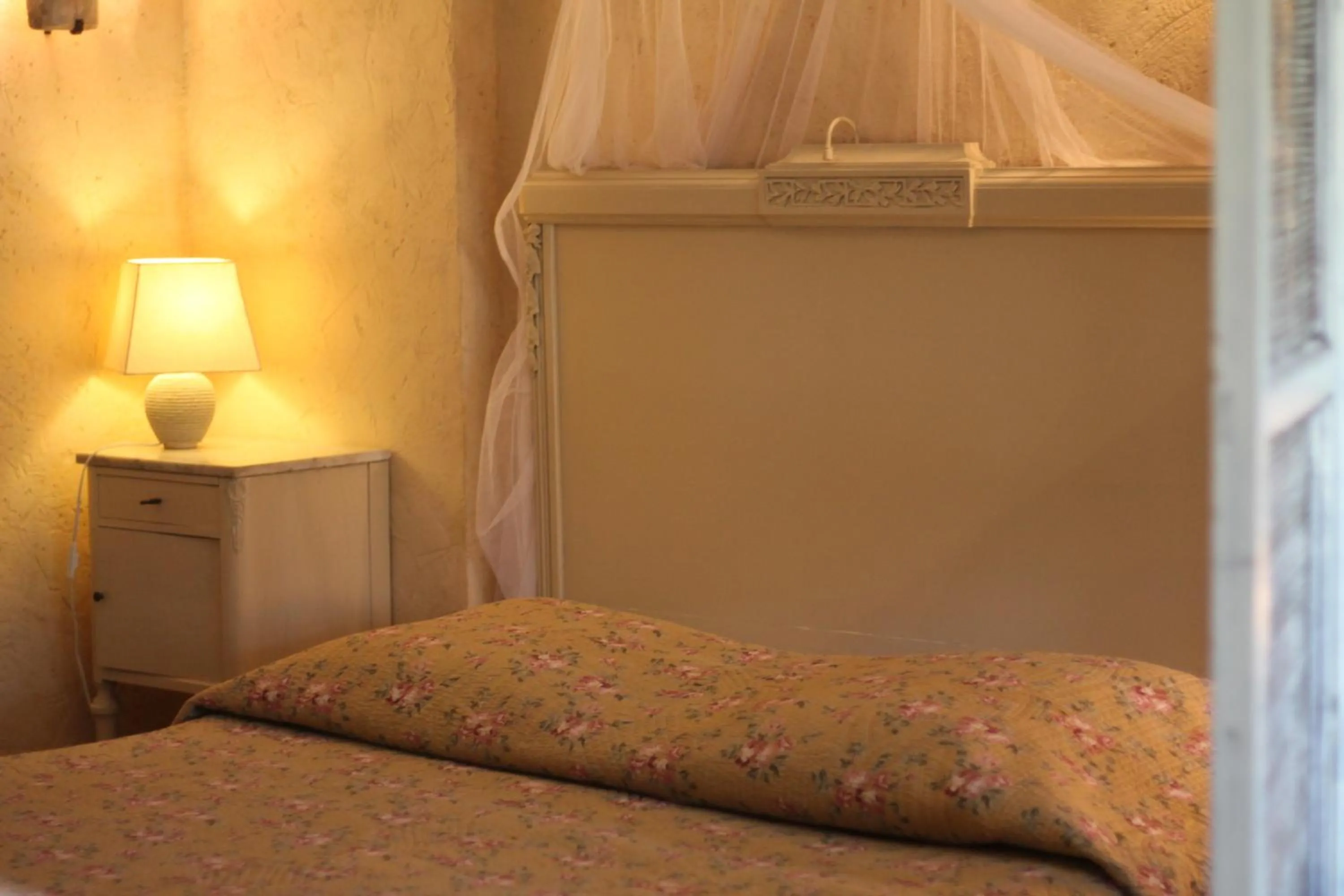 Decorative detail, Bed in Gites Climatisés Piscine Chauffée La Balancelle